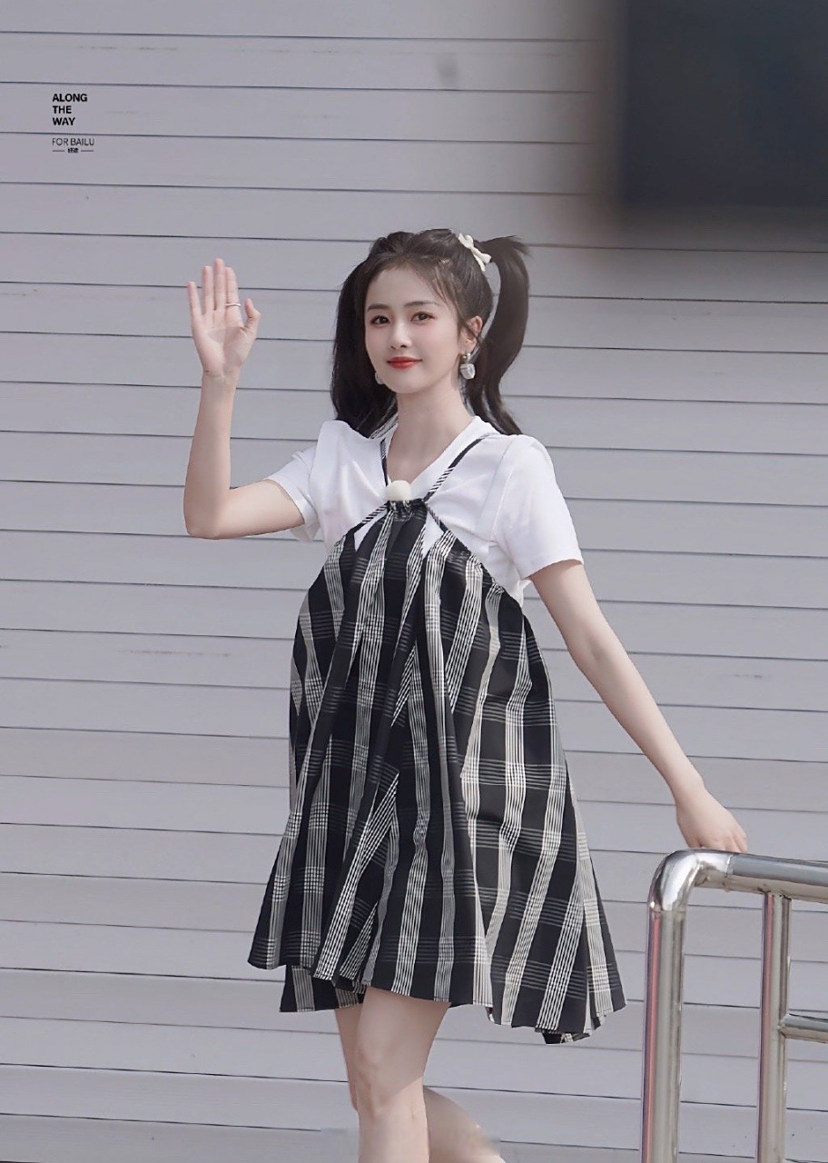 白鹿素颜碎花睡衣路透#白鹿《奔跑吧》素颜睡衣路透来咯,睡衣也太