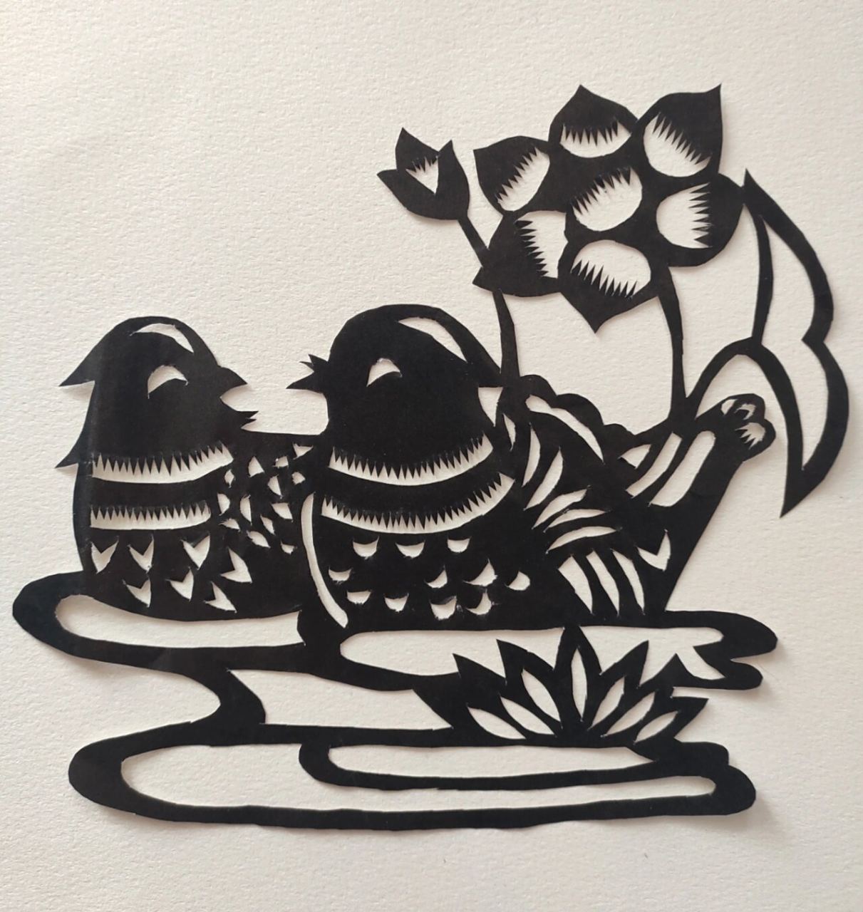 剪纸:鸳鸯戏水 鸳鸯象征着忠贞,永恒的爱情,它是相亲相爱不分离的表率