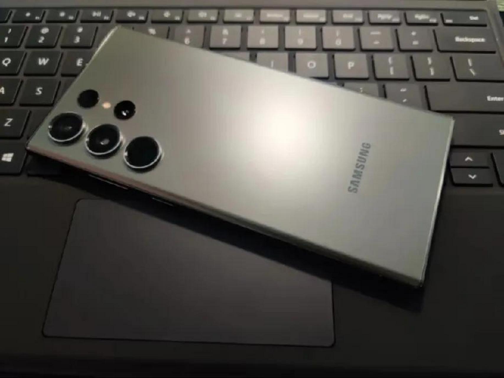 今天摸了下三星s23 u,配置确实是不错,相机也强大,机身厚度是8.