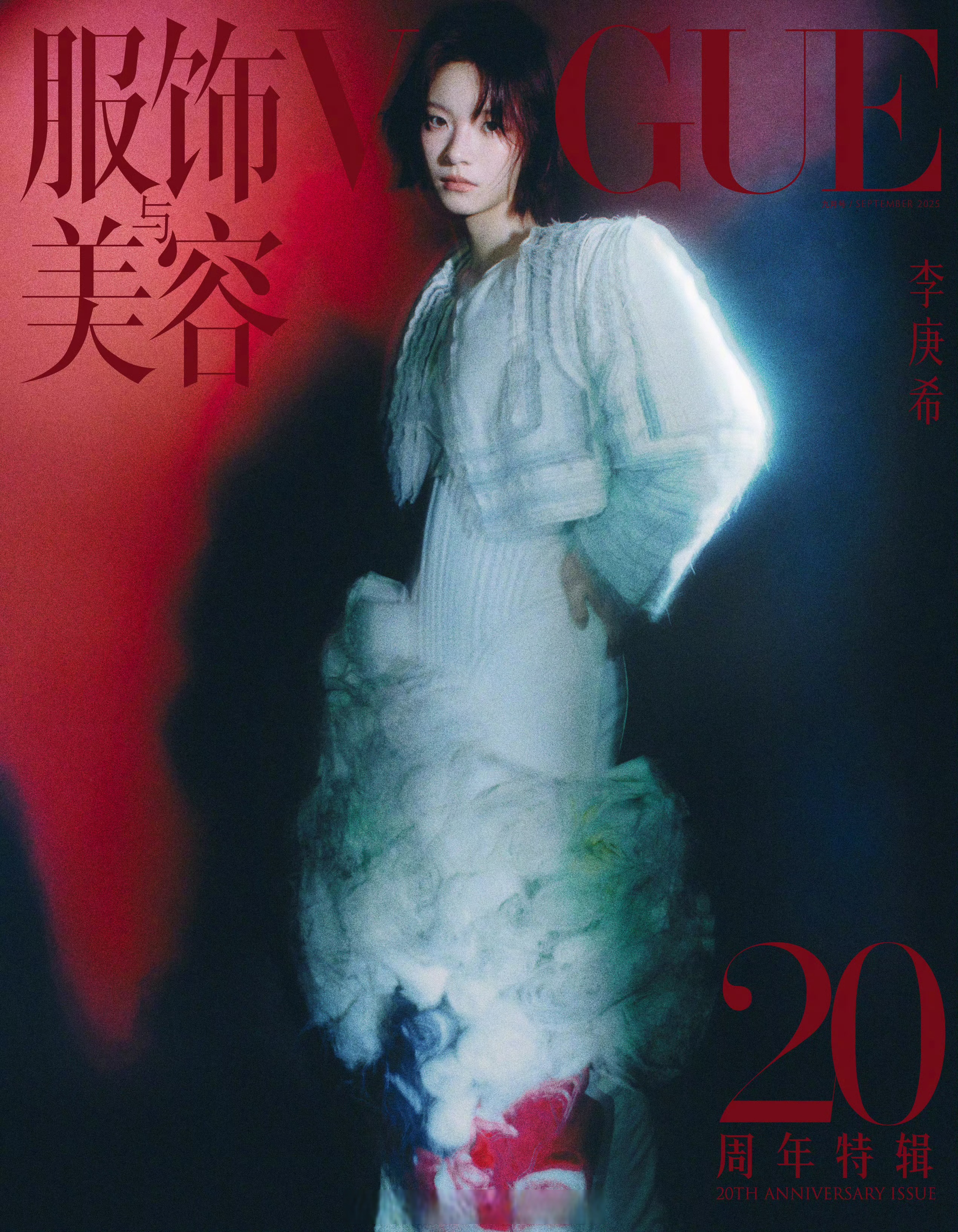 李庚希teresa 身穿短款夹克外套搭配立体花团裙装亮相《vogue》中文