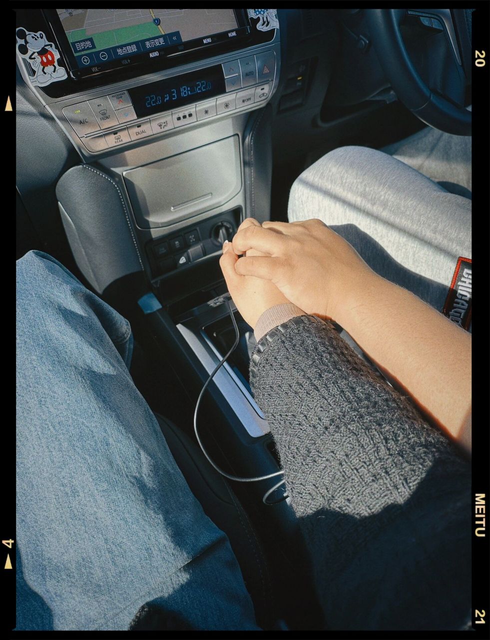 该怎么形容我有多喜欢你呢 一只手握方向盘 另一只手与我十指紧扣 车