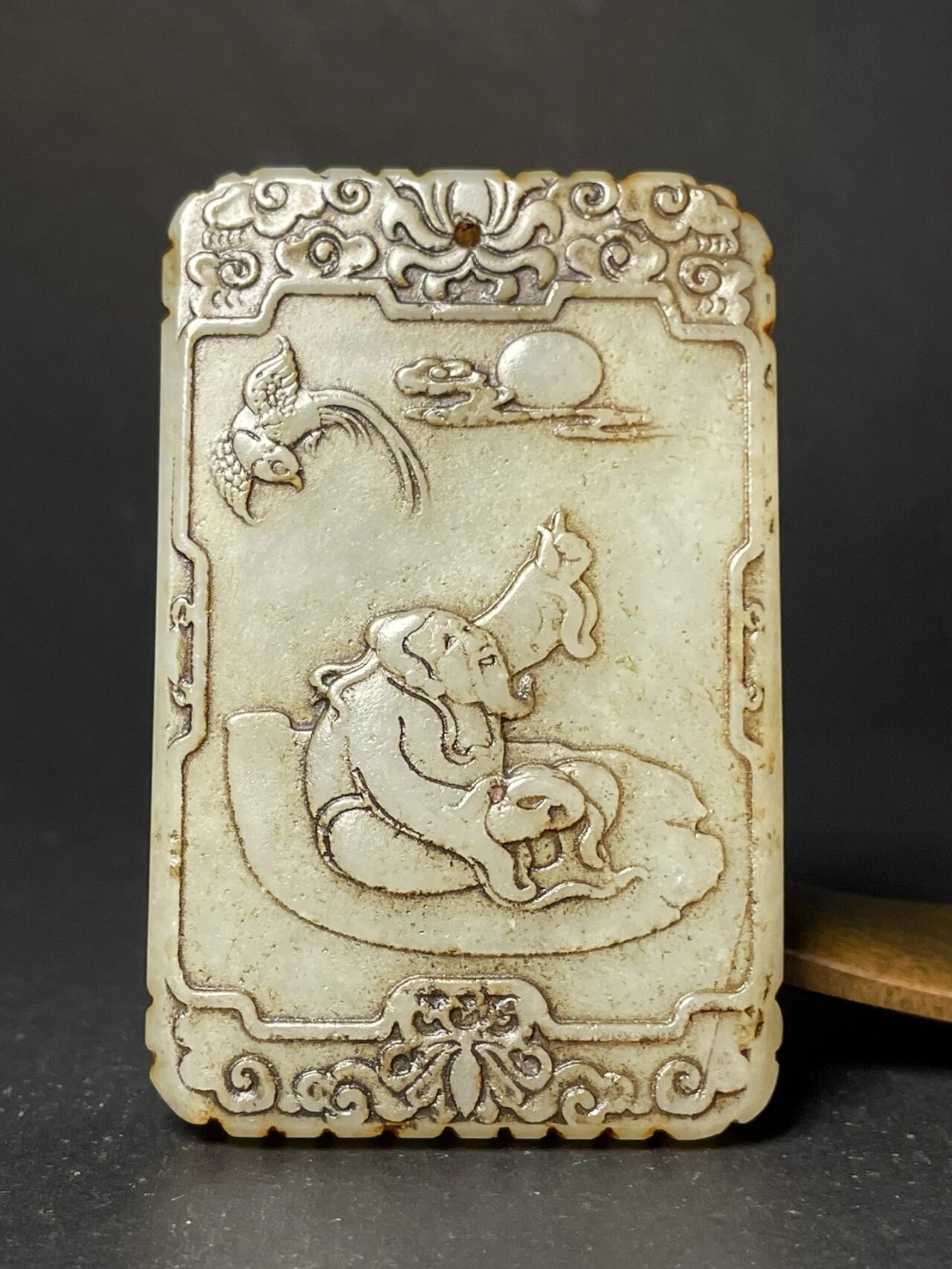 和田玉明清子冈牌 和田玉明清子冈牌,喜从天降,牌型美观,雕刻生动