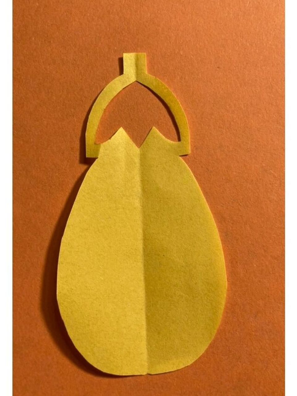 剪纸 把折纸对折,画好线稿,用剪刀剪出形状就ok了#剪纸# #简单# #手工