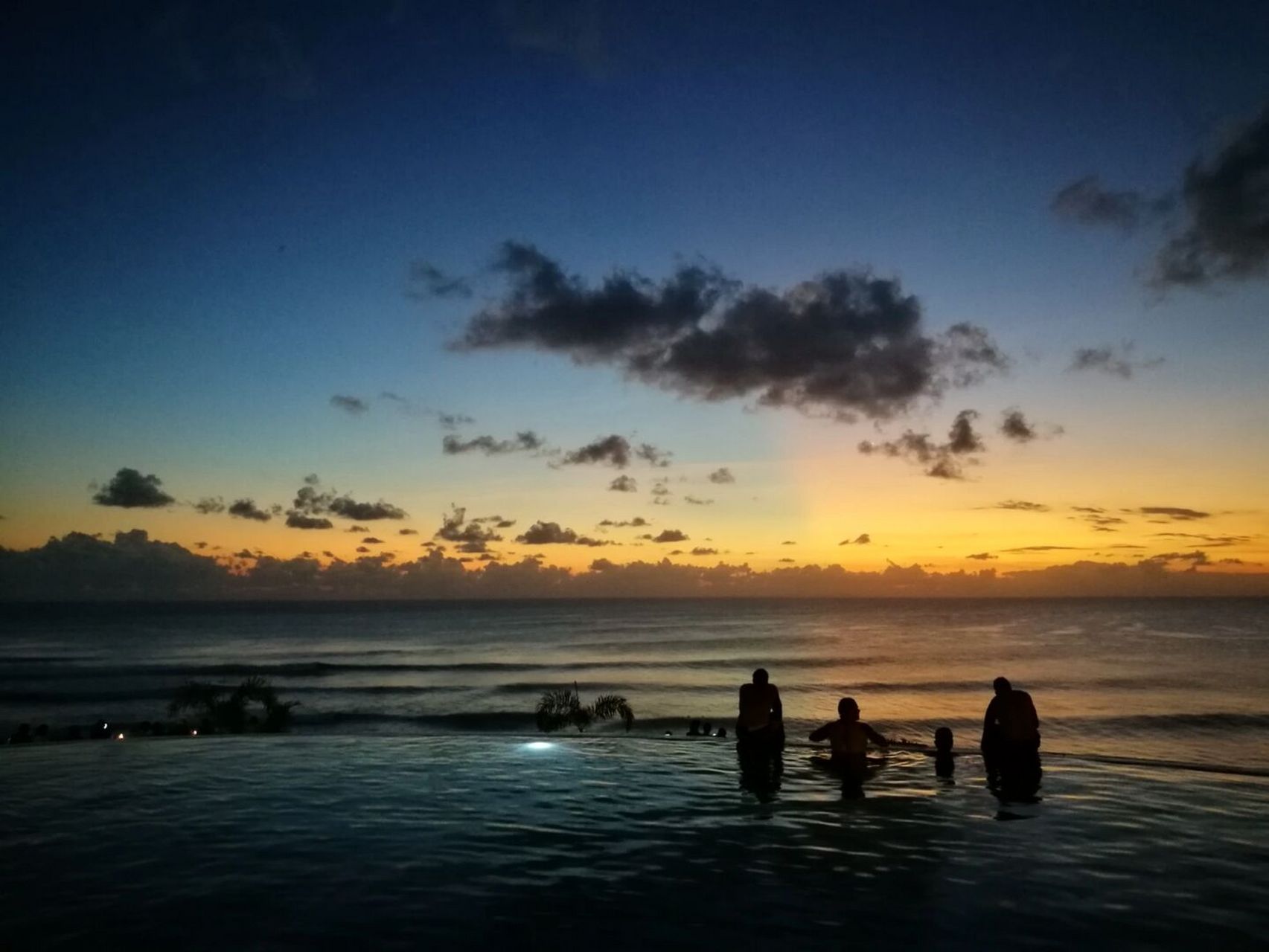 生命诚可贵,爱情价更高 若为自由故,两者皆可抛 疫情算了锤子 没有