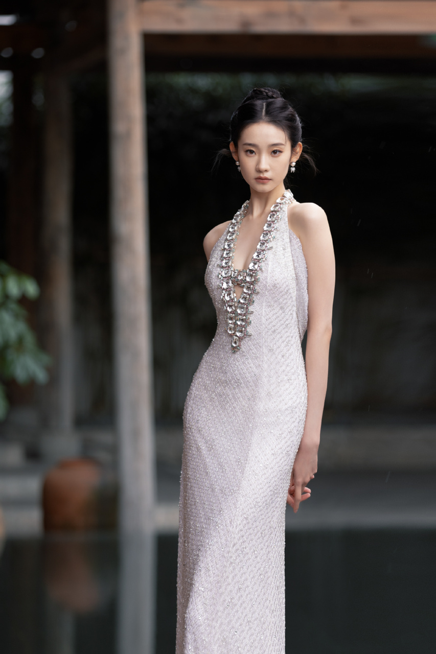 张艺凡仙气露背长裙