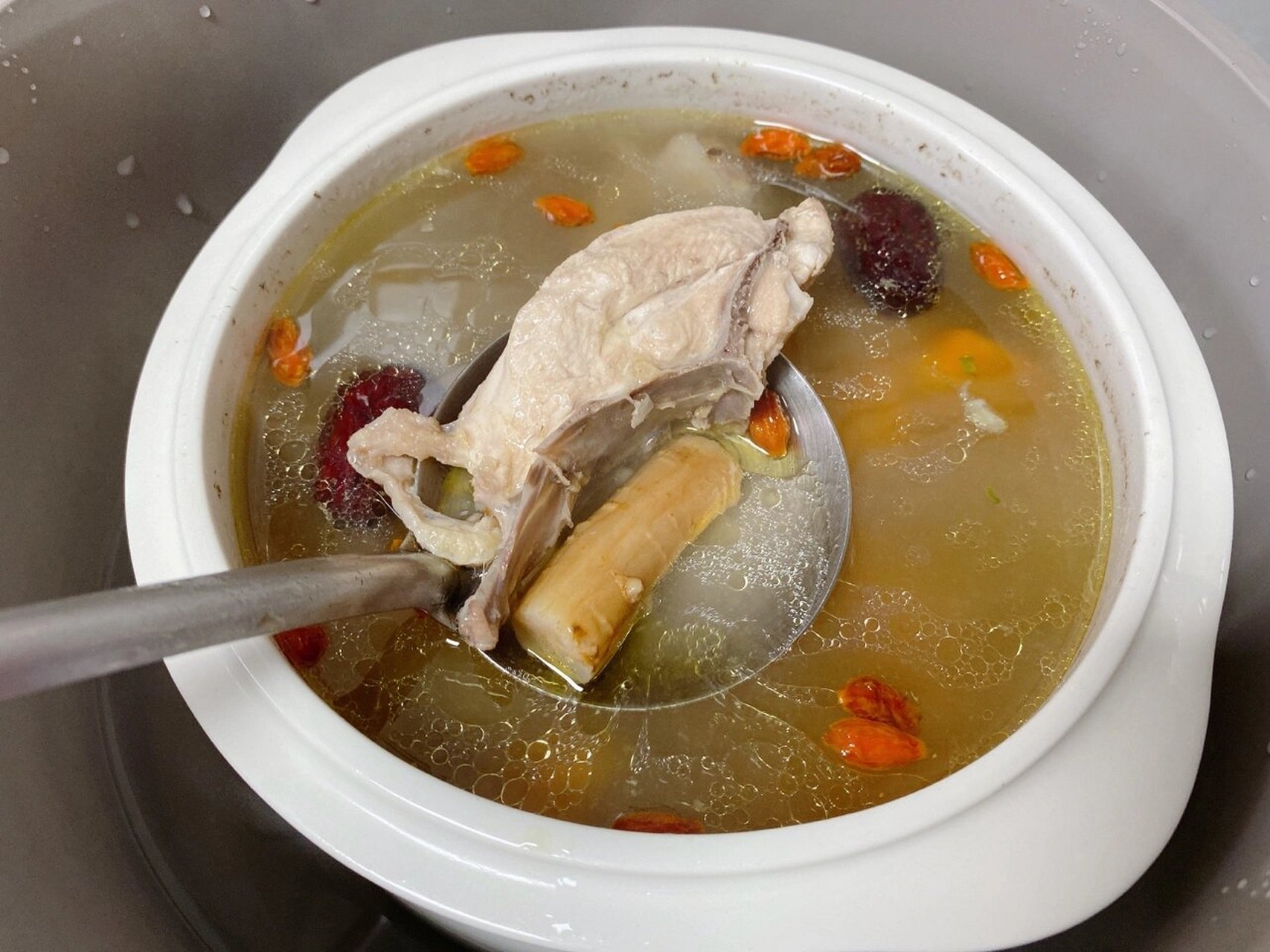 养生党参黄芪补气血鸡汤94 这是一款夏天都可以喝的补气血鸡汤,适合