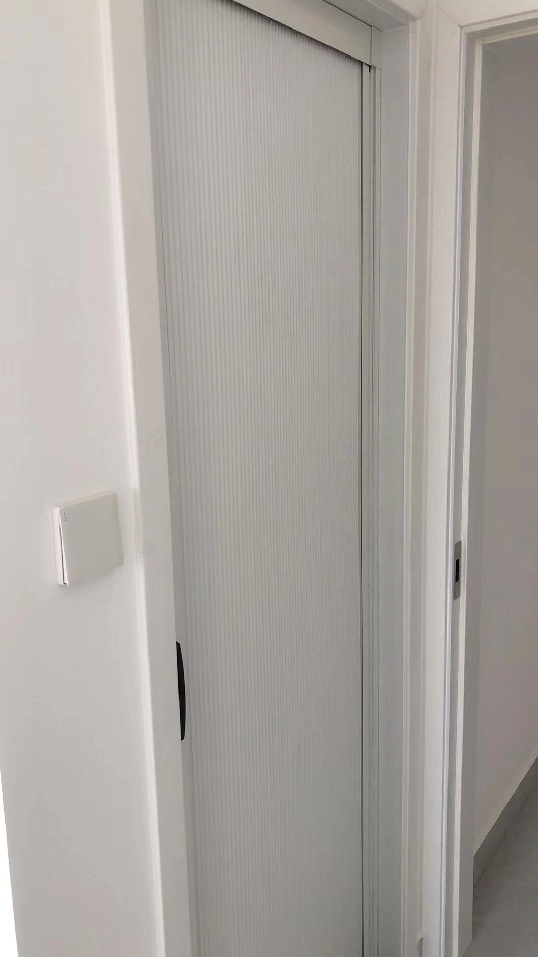 衣帽间隐形推拉门 衣帽间隐形推拉门折叠推拉门不占空间,无轨道设计