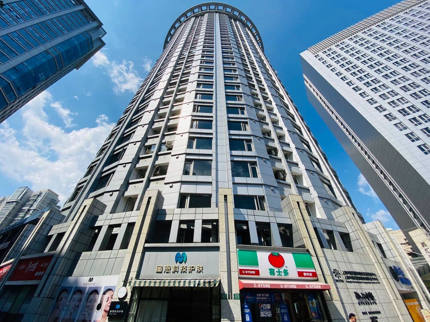 楼盘:嘉汇国际广场地址:天钥桥路325号(近南丹东路)面积:62.