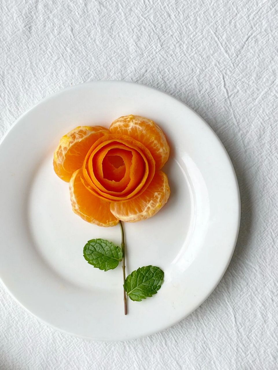 简简单单水果摆盘 96做法:把橘子皮像削苹果一样削下来, 卷起来形成