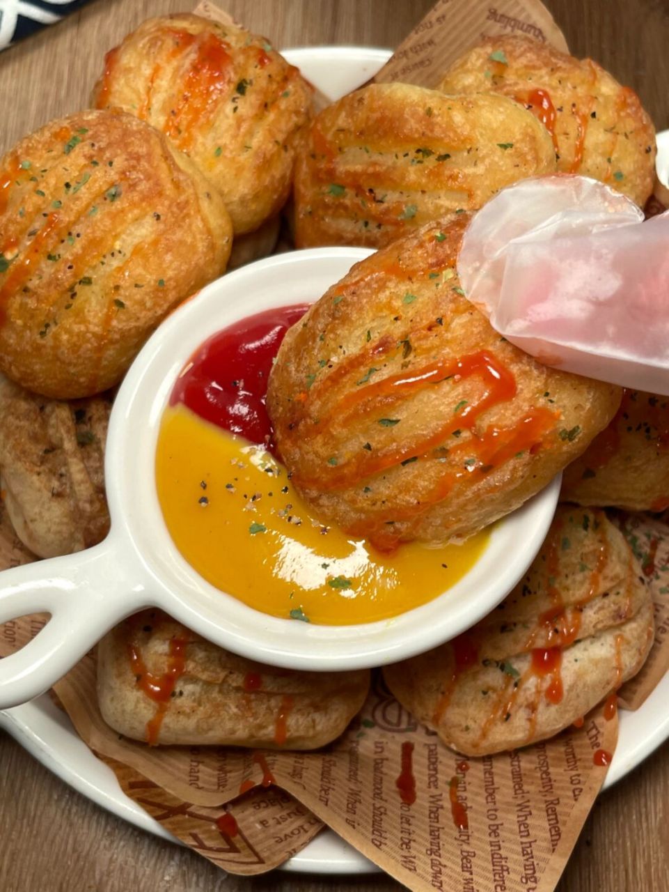 只要两个土豆就能做出好吃的脆脆薯饼 然后蘸着番茄蜂蜜芥末酱,一口一