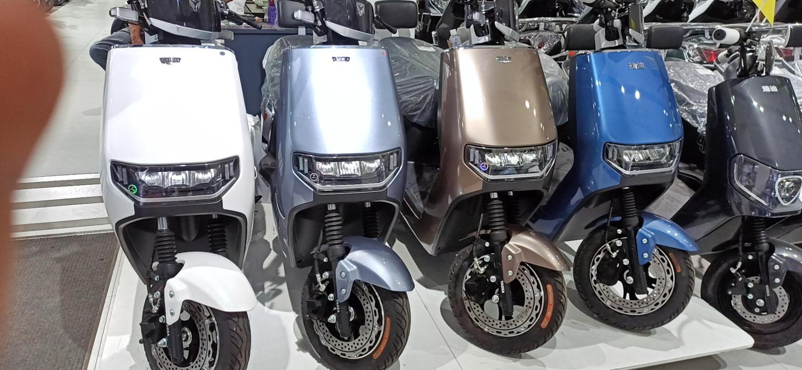 雅迪冠能版莱特,4699元72伏38安plus石墨烯电池一次充电轻松200公里