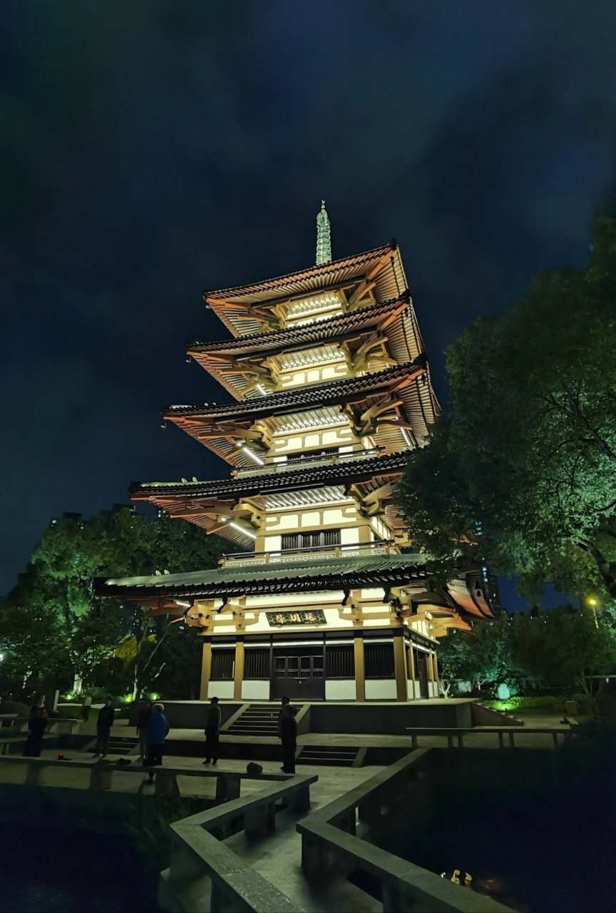 无锡柴胡塔的日景与夜景