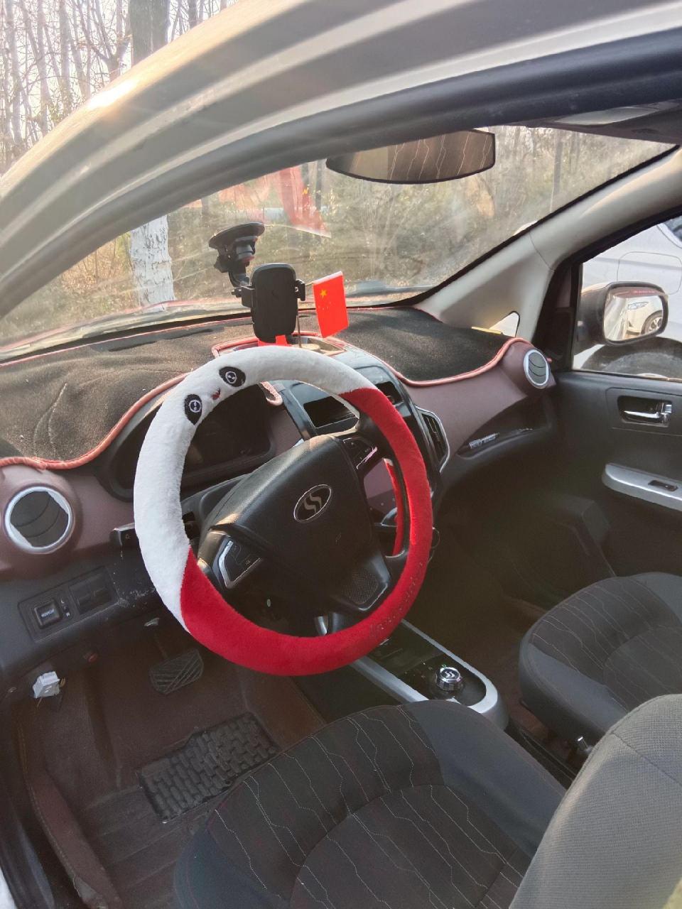 易咖x6s四门电动汽车,五门五大坐油电混合,高清大频倒车影像,冷暖空调