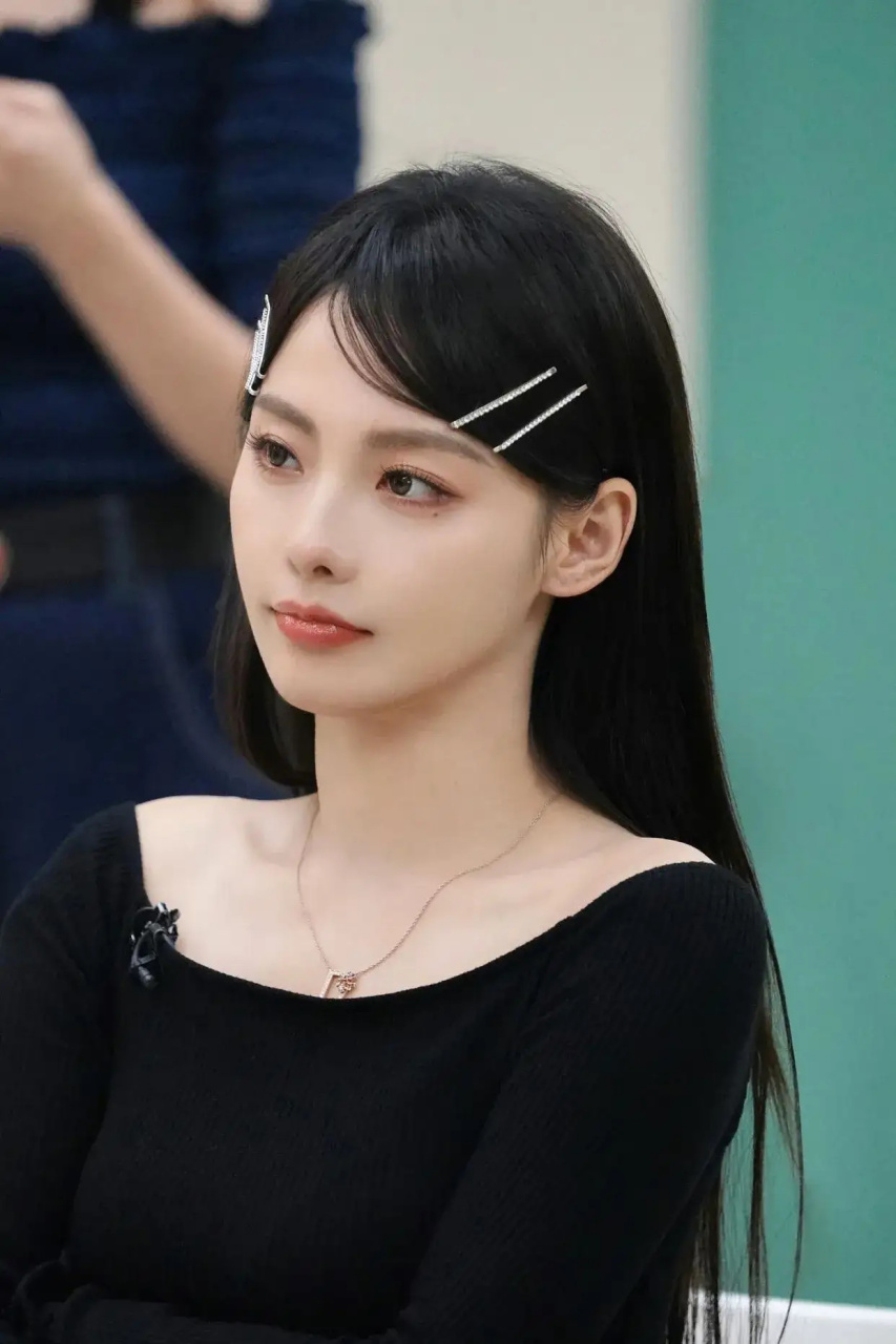 张嘉倪的狐系长相真的很绝美,这次《好事成双》里她的演技也肉眼可见