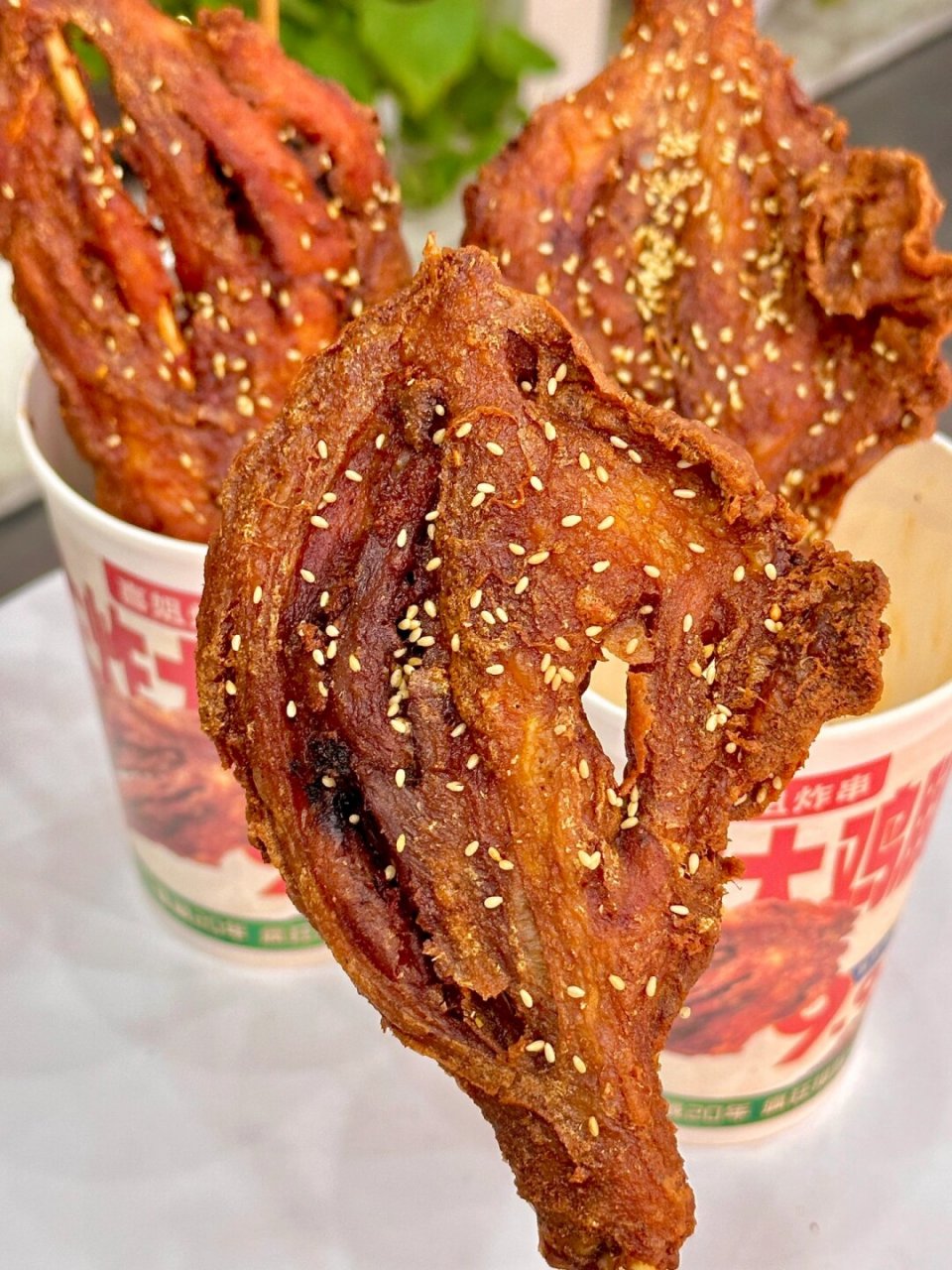 这性价比绝了～ 	 鸡腿划刀生炸 炸得金黄酥脆 咬起来咔吱咔吱响 一口