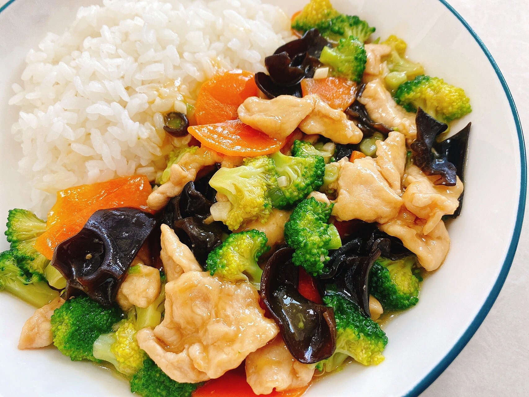 宝宝辅食|西兰花木耳肉片盖饭 清爽可口下饭 hi～今天分享一个人清爽