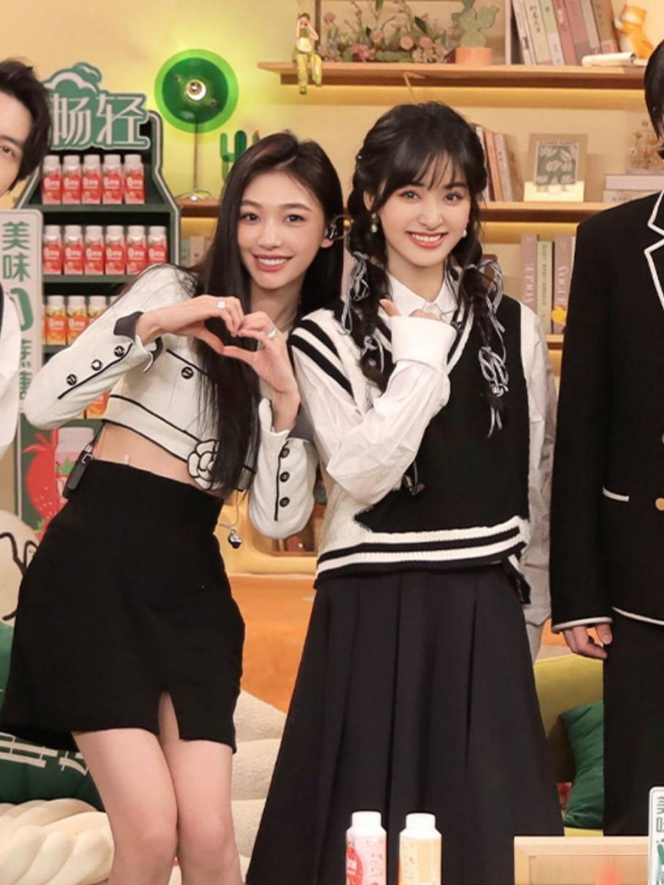 当沈月和易梦玲同框对比,颜值差距一目了然,网红晋升为明星而没有违和