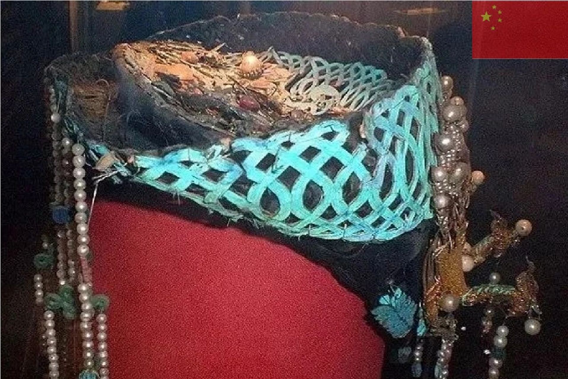 北京故宫钿子—点翠嵌珠宝五凤钿 文物号:12190,别名:金累丝嵌珠宝凤