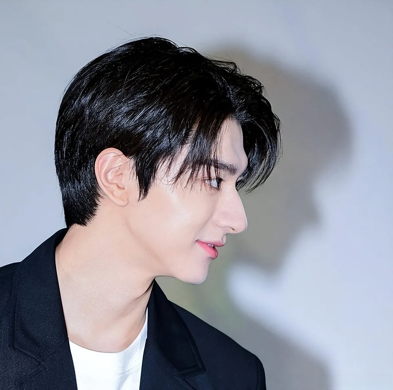 林一的鼻子怎么忽大忽小的样子啊?