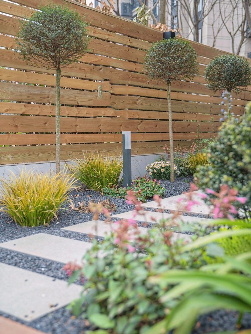 60平米l型现代简约小花园院子简单景观打造 95项目介绍: 这又是一个