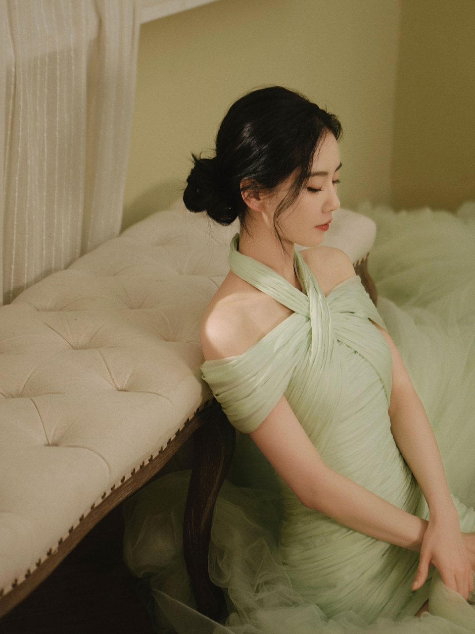 刘诗诗绿意纱裙,明媚大气,优雅温柔