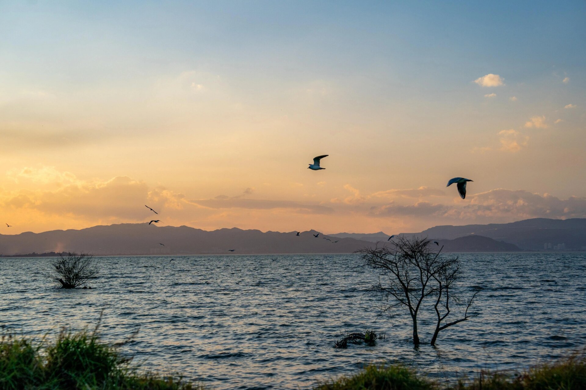 滇池,湖光山色中的天然明珠 滇池位于昆明城西南,又叫昆明湖,古称滇南
