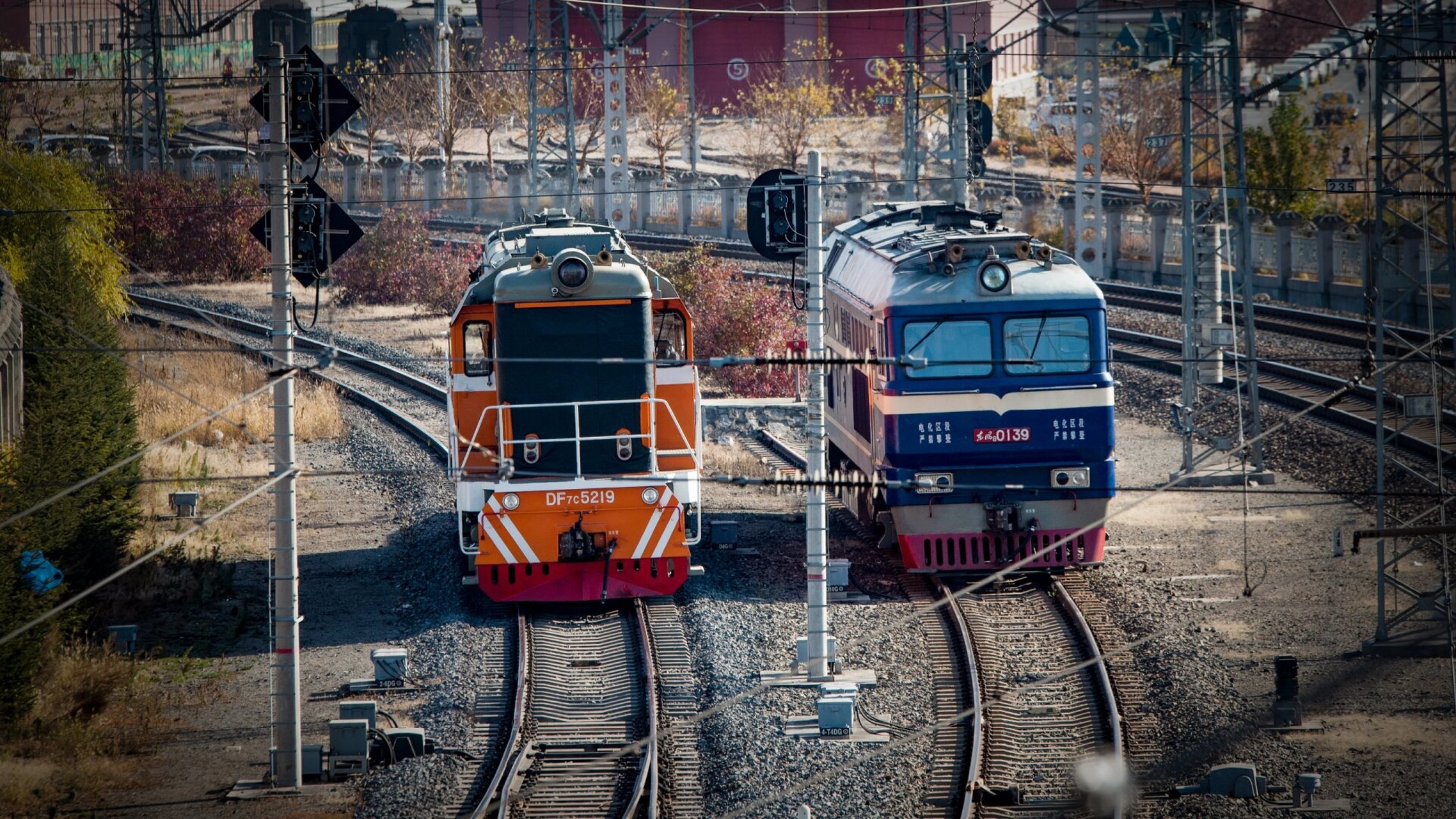 个机位 99位于哈尔滨东站与三棵树车辆段之间的铁路天桥(安全机位)