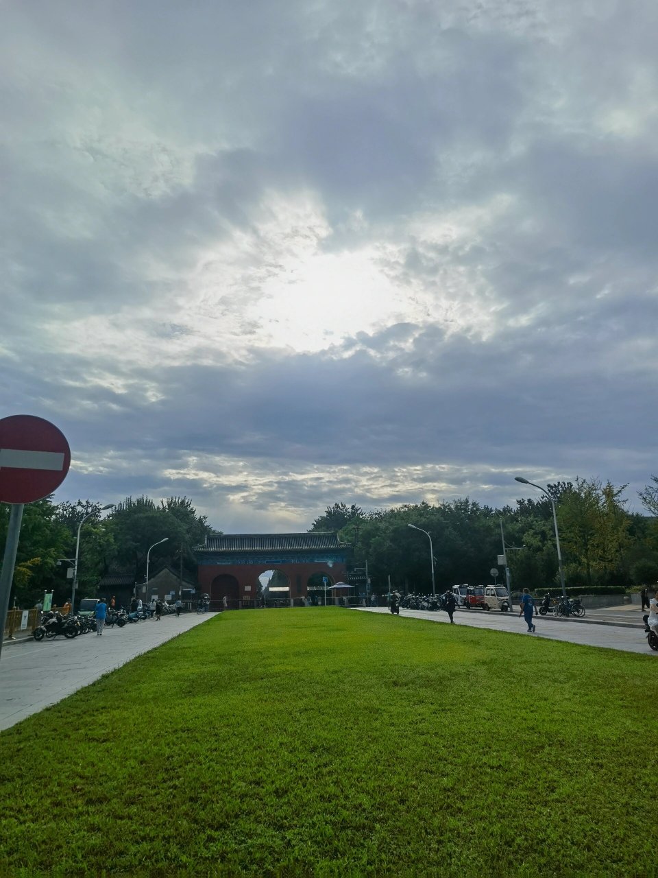 天坛公园西门 雨后的天坛公园西门景色好美啊!