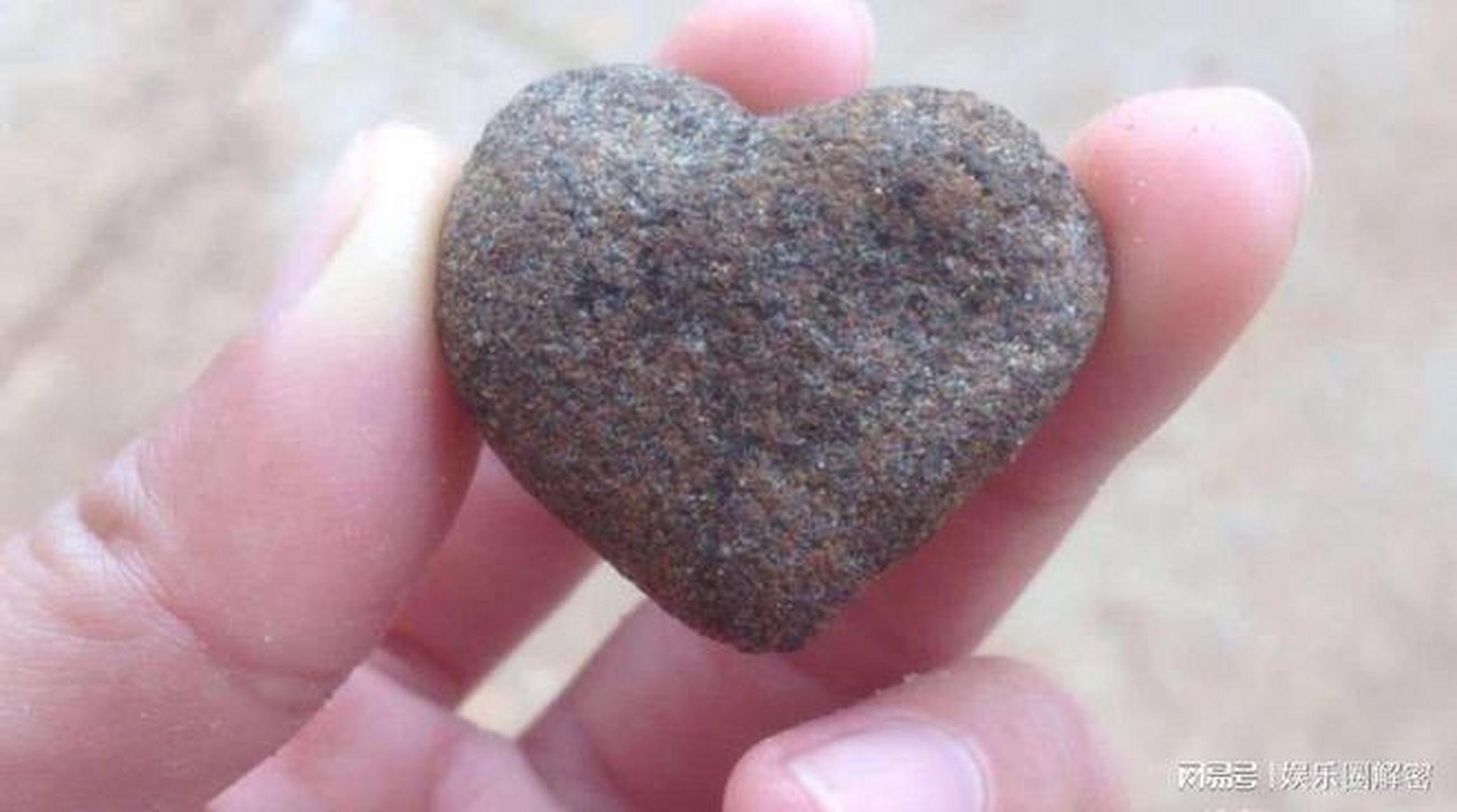 "石头哥"李晨送某任女友爱心石头时,一位新疆美女立马发文讽刺并且晒