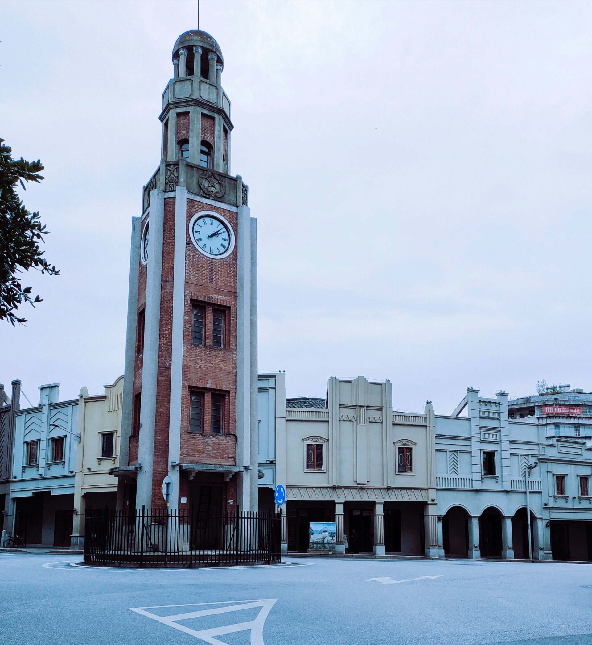 赣州的标准钟位于赣州市区阳明路与和平路交叉处