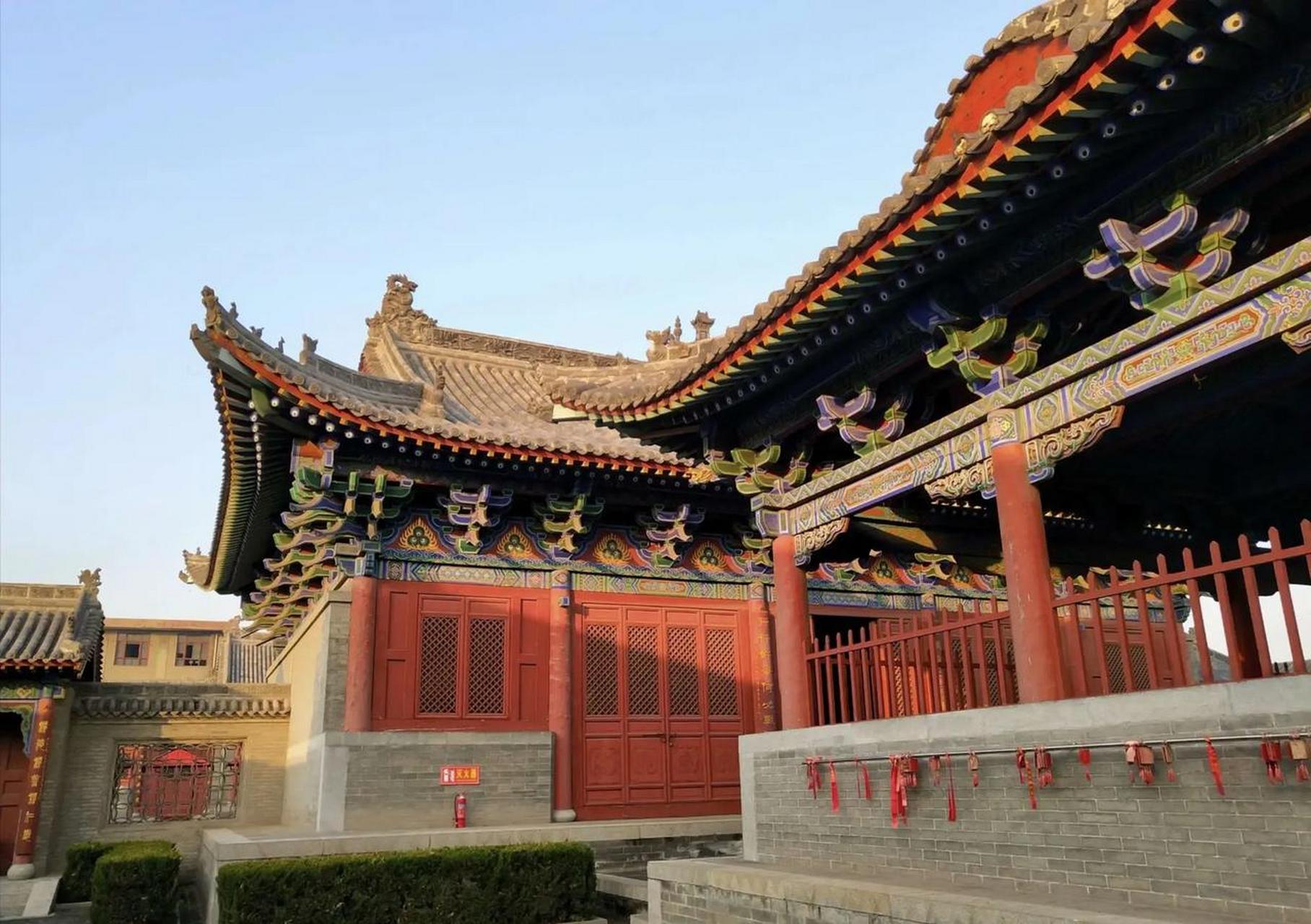 可以去新绛城隍庙游玩,古色古香,让你流连忘返.