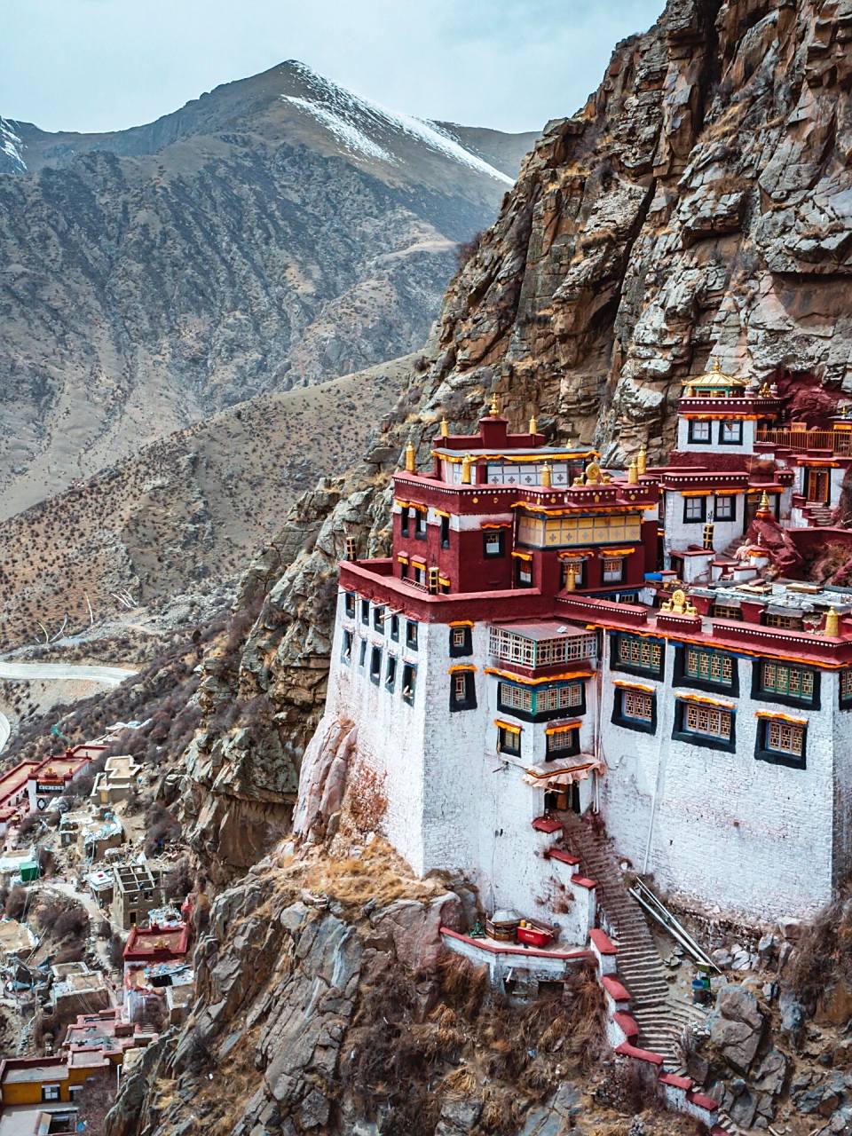 更震撼悬崖寺庙,拉萨当天可往返 拉萨林周县狮林寺,一座在手机地图上