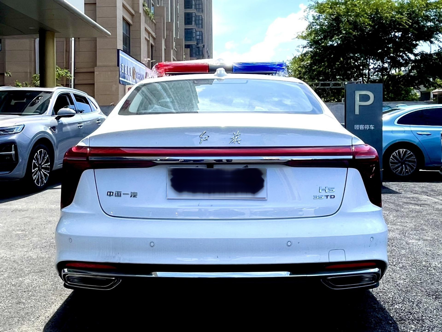 红旗h5警车现身.