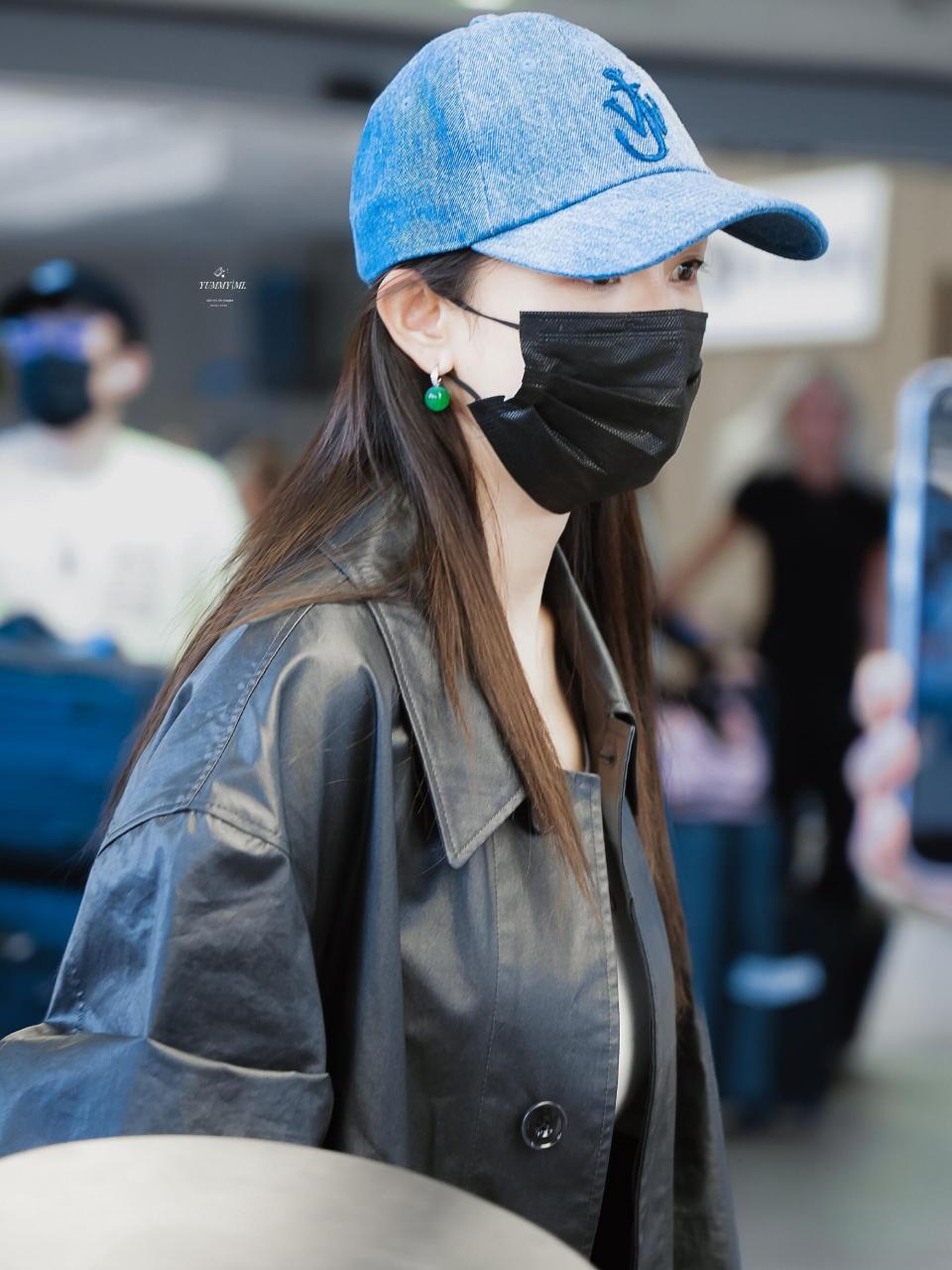 杨幂抵达戛纳机场街拍,比出发前状态更好,风衣棒球帽好飒!