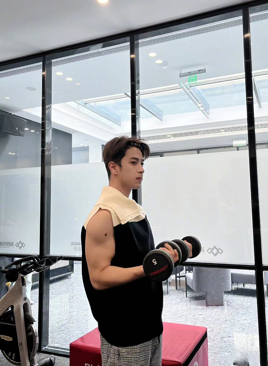 陈若轩愚人节晒出健身照!