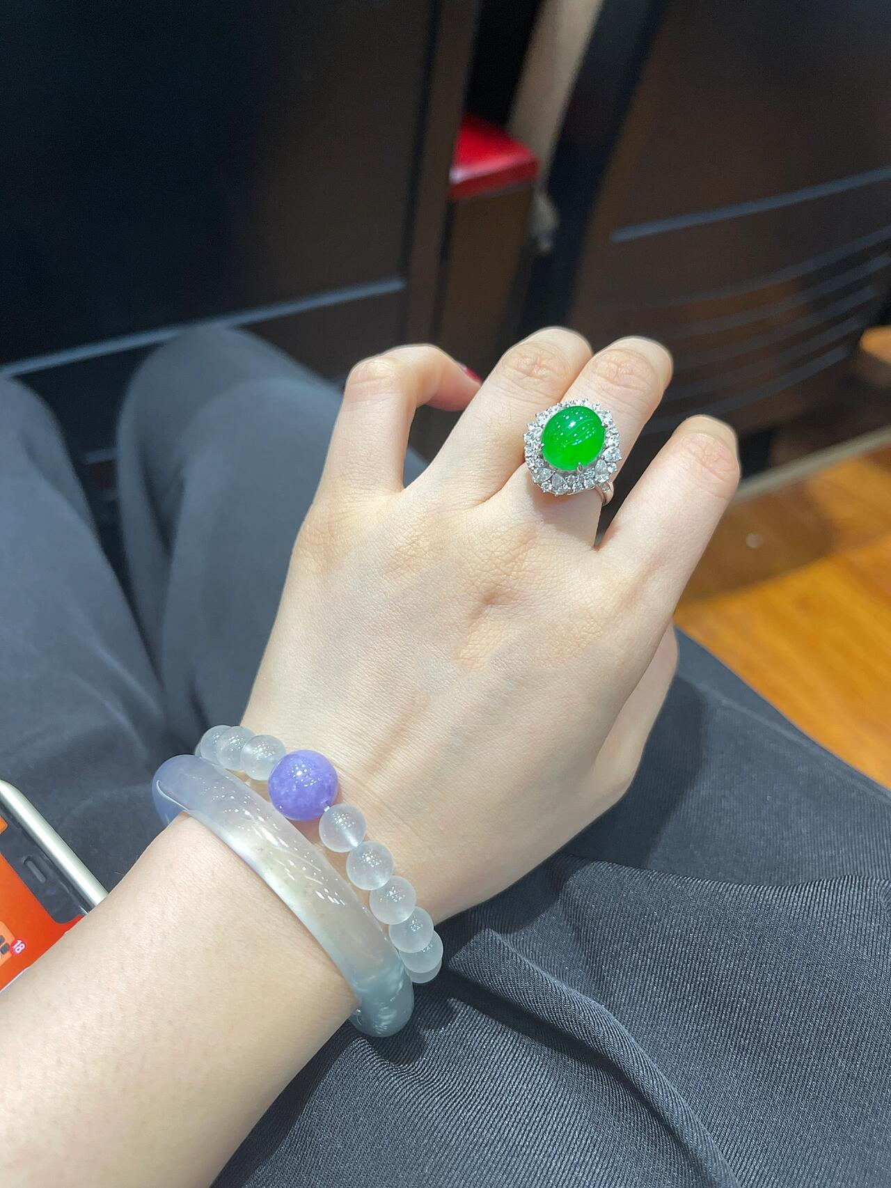 翡翠手镯和珠子叠戴好乖,忍不住拍拍拍!