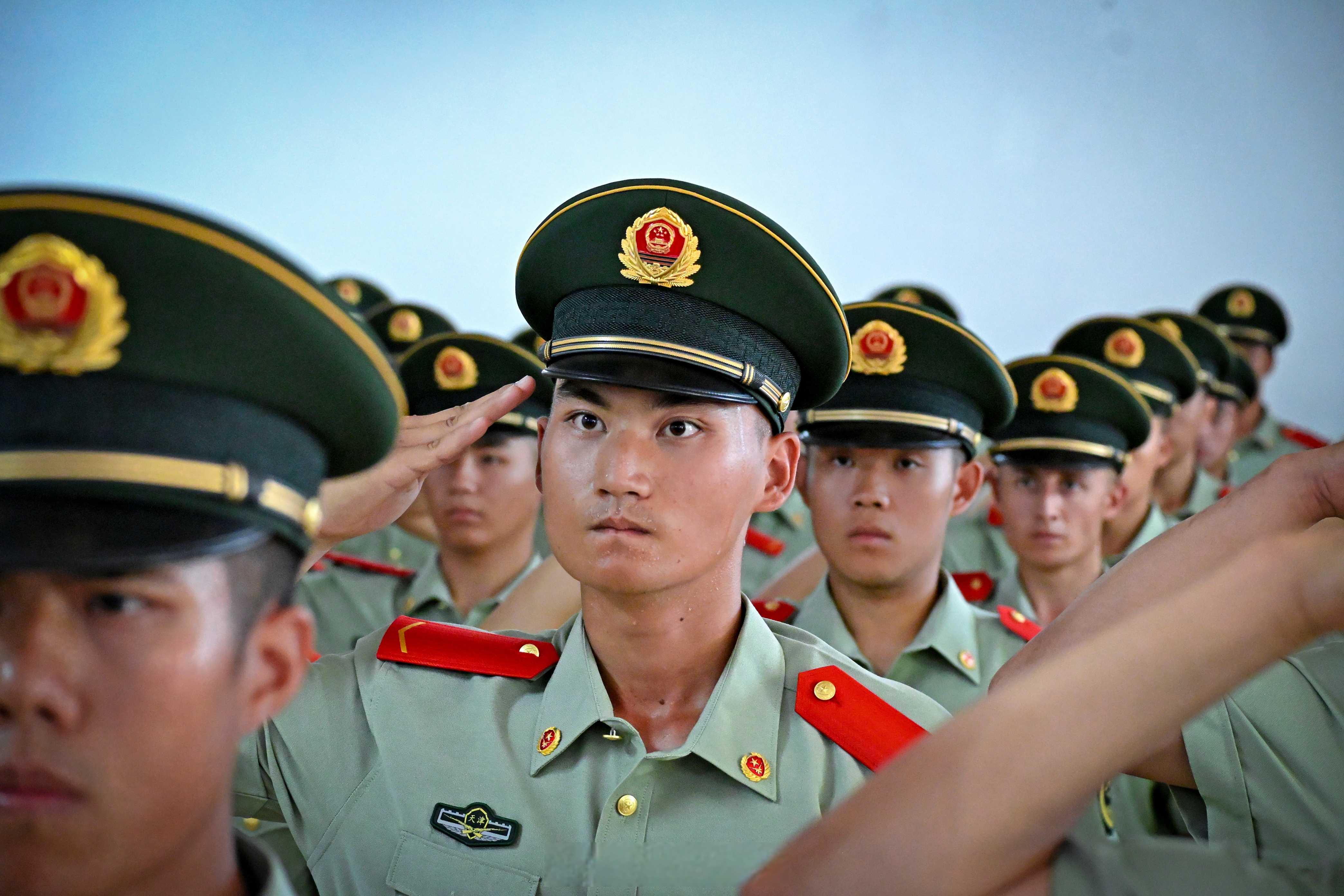 近日,武警天津总队新兵团举行2025年春季入伍