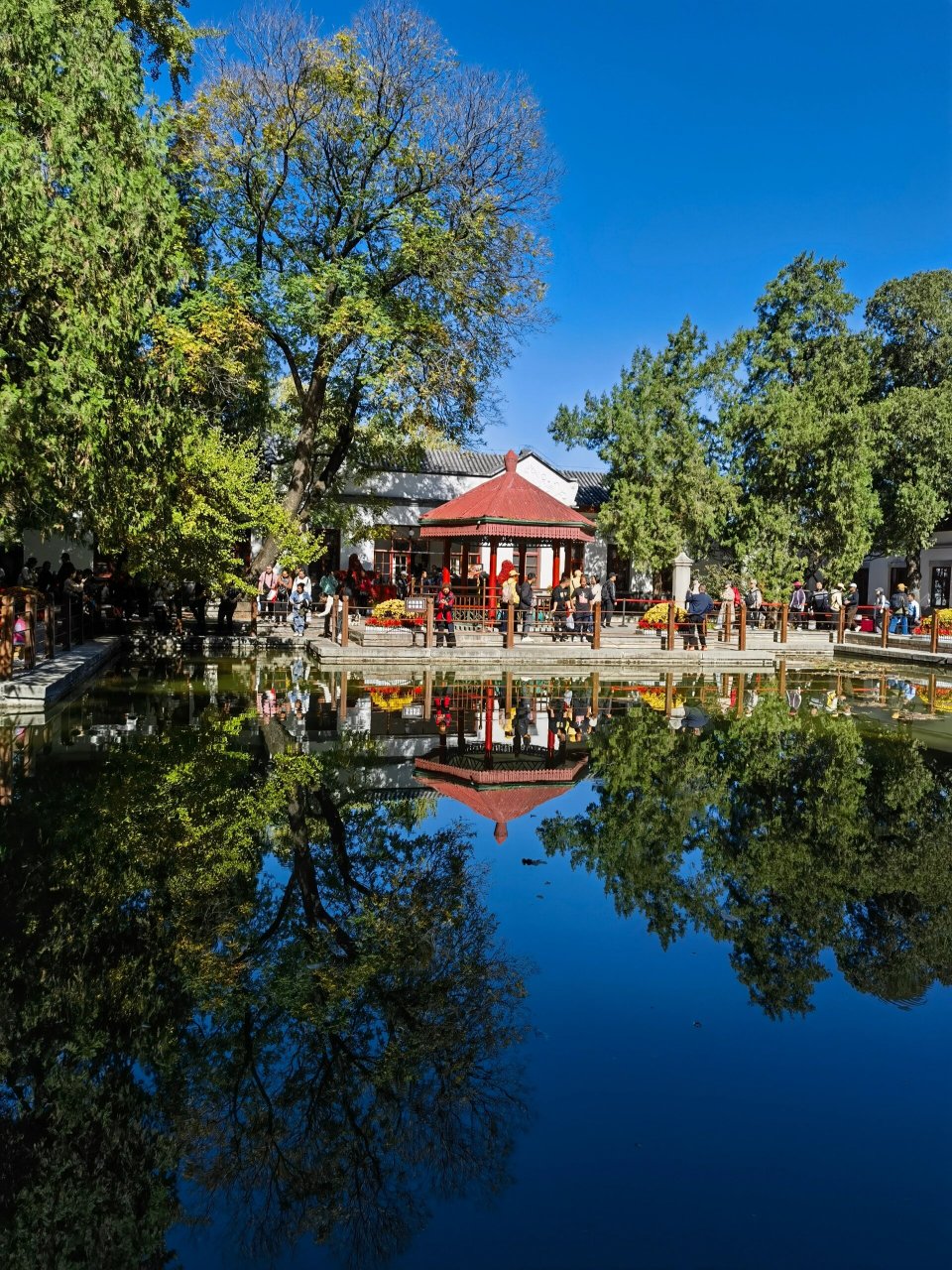 香山革命纪念馆和双清别墅 铭记革命历史,双清别墅前竟拍 出了光芒