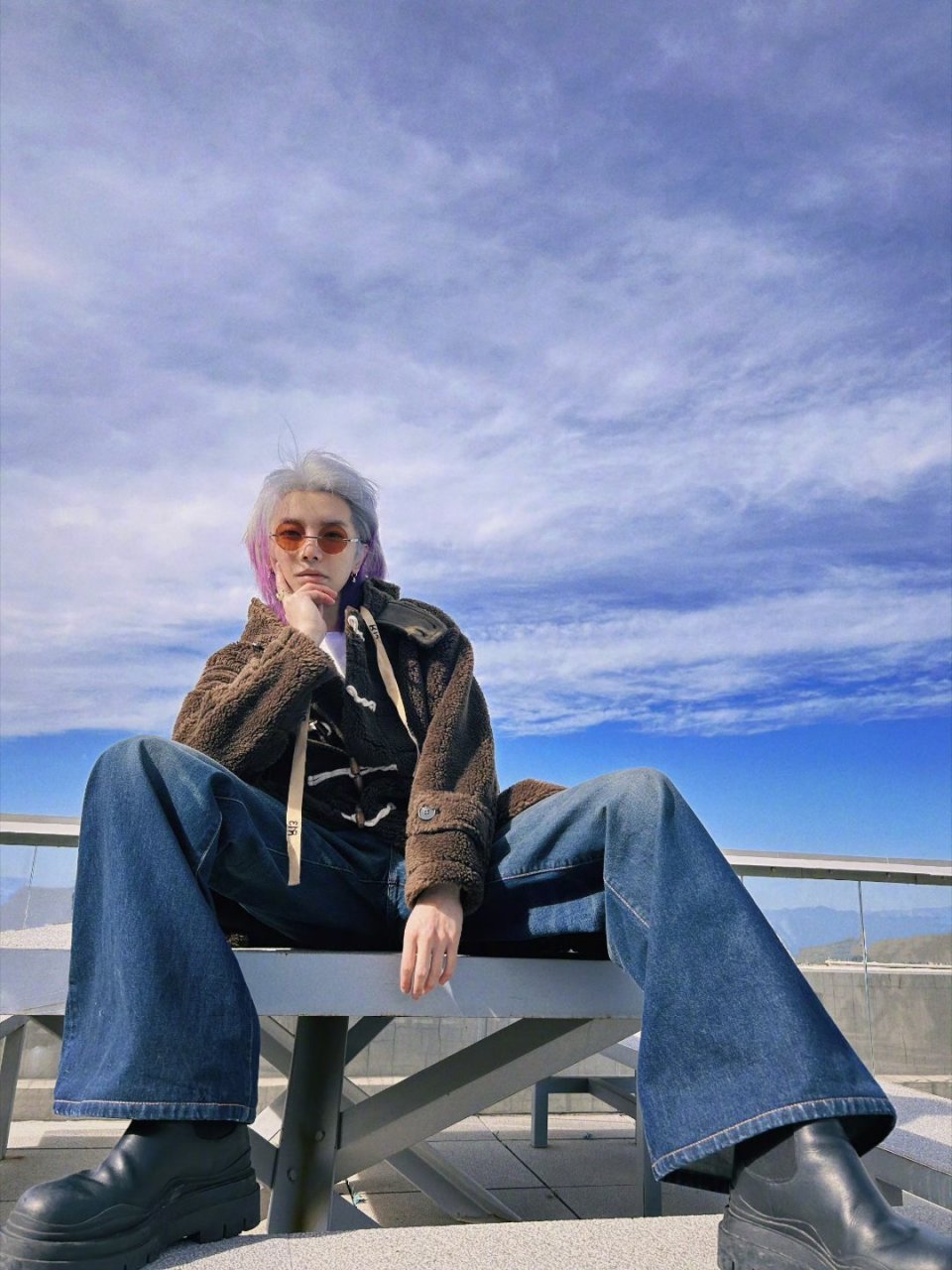 华晨宇发色银紫渐变华晨宇发色好酷华晨宇新发色是银紫渐变诶,好二