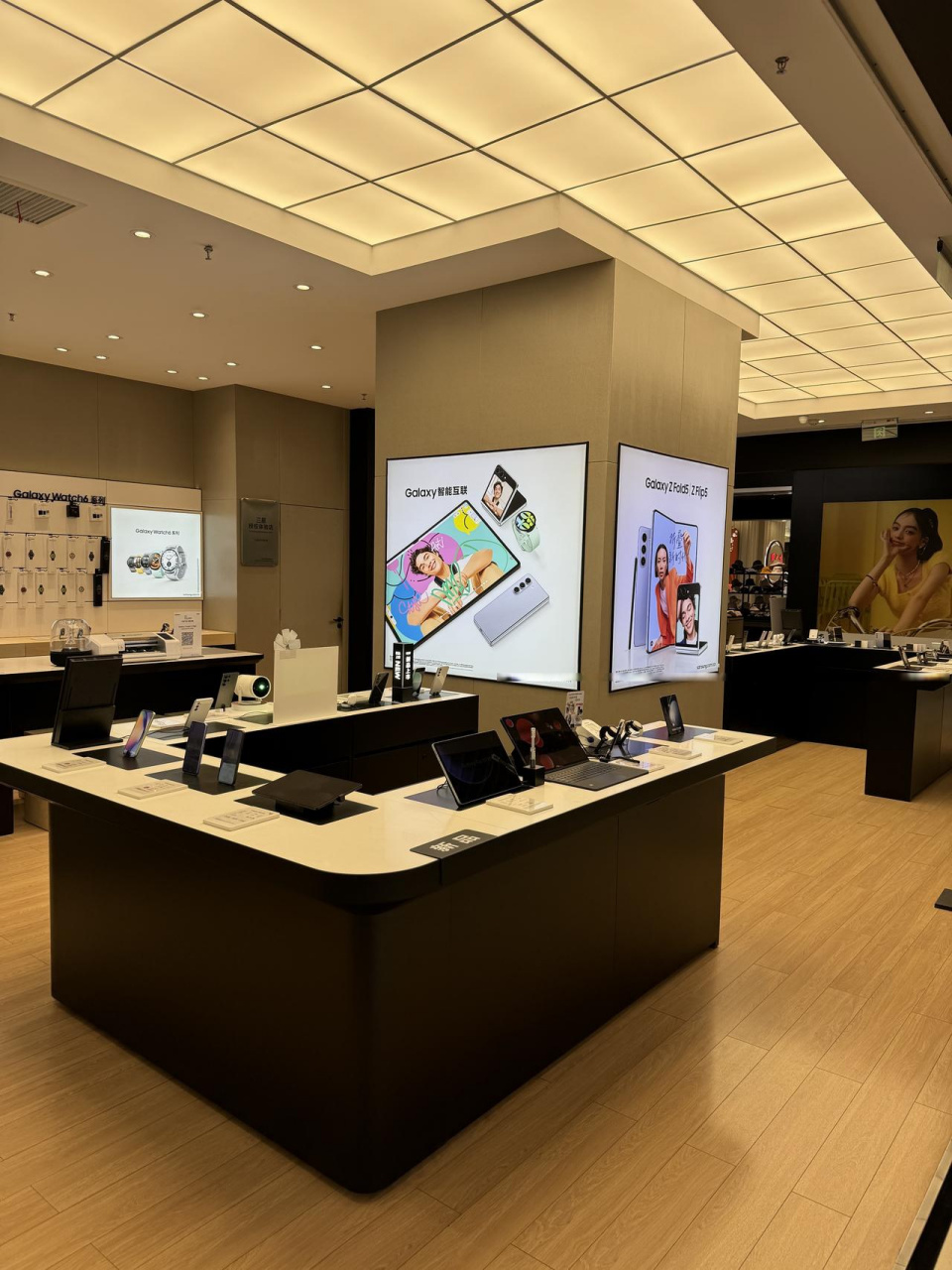 国货当自强,吃完饭在商场转,一楼的黄金位置基本被手机,汽车厂商占据