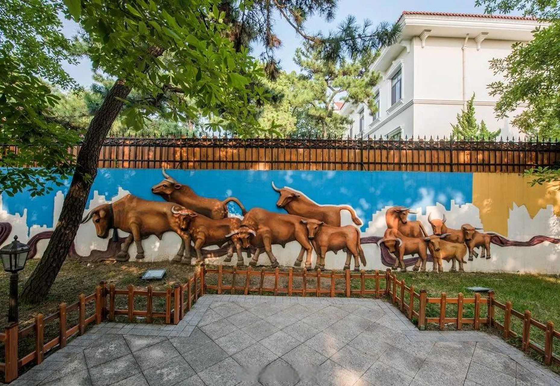 西班牙风情馆 位于青岛市八大关风景区内,是一座建于1940年的两层砖木