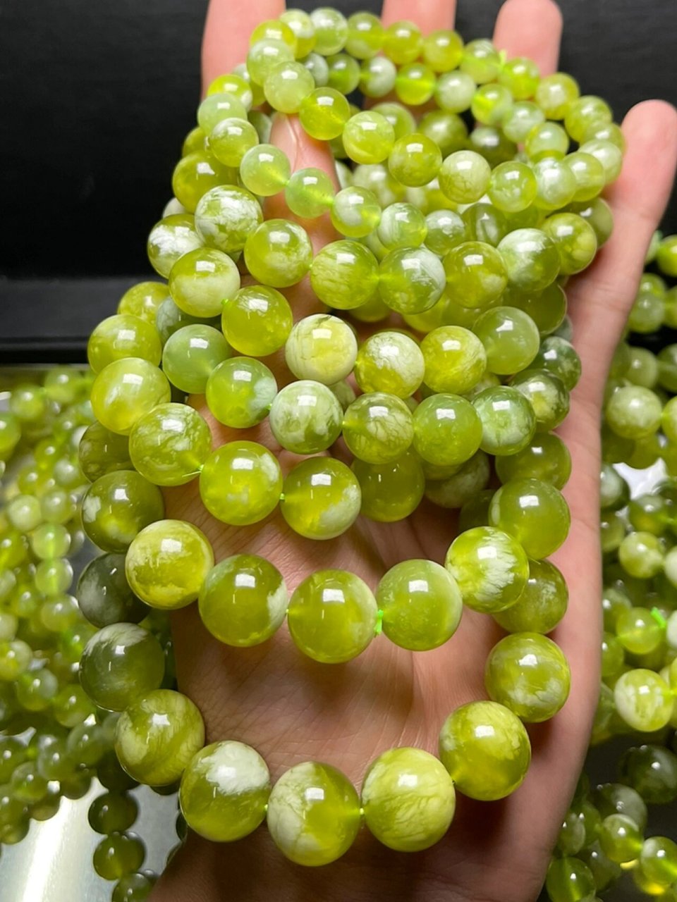 青提奶盖(岫玉) 岫玉是一种来自辽宁省鞍山市的特产玉石,也是中国历史