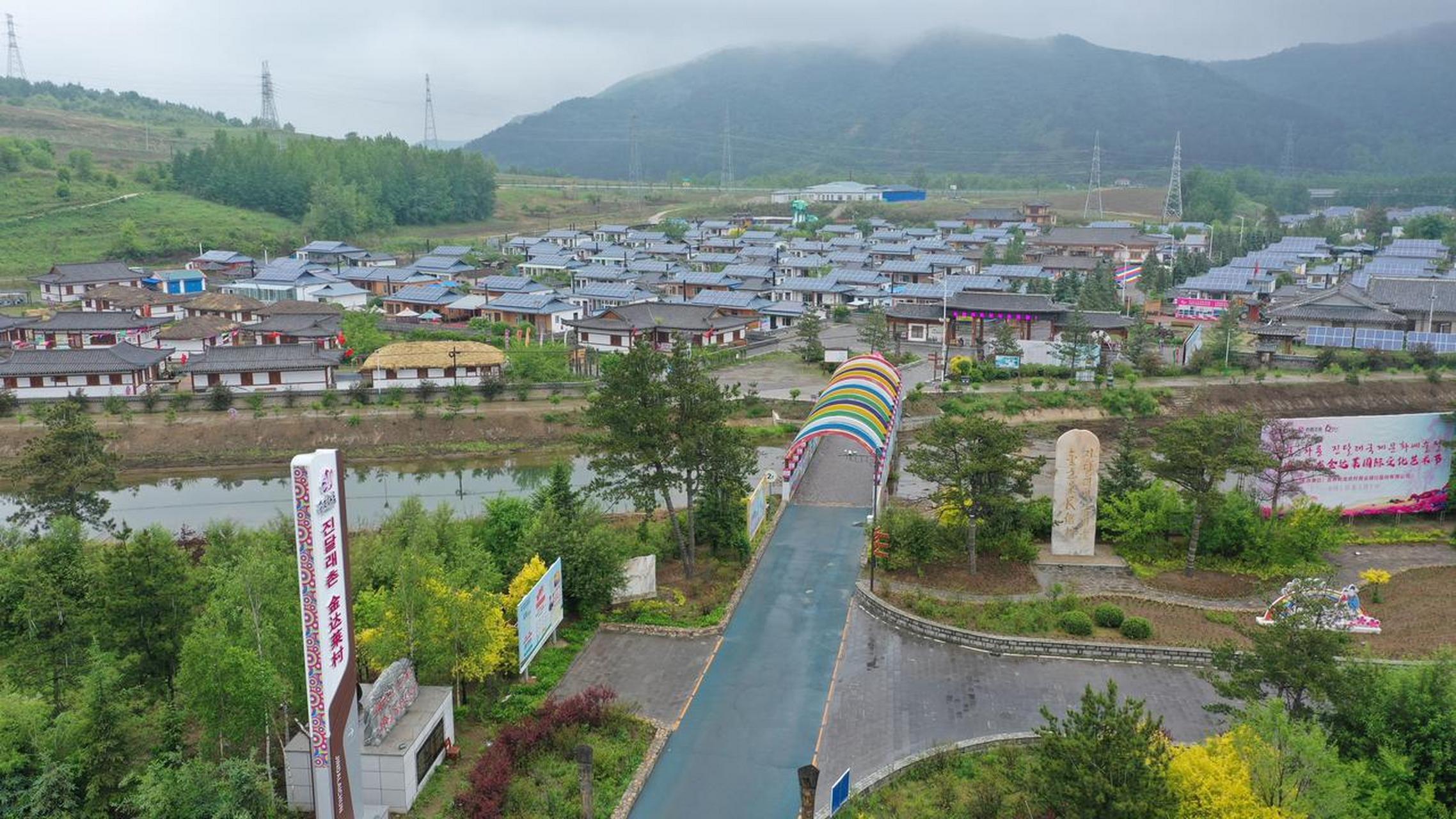 率先突破 幸福吉林7月28日,和龙市西城镇金达莱村在一片温暖的晨曦中