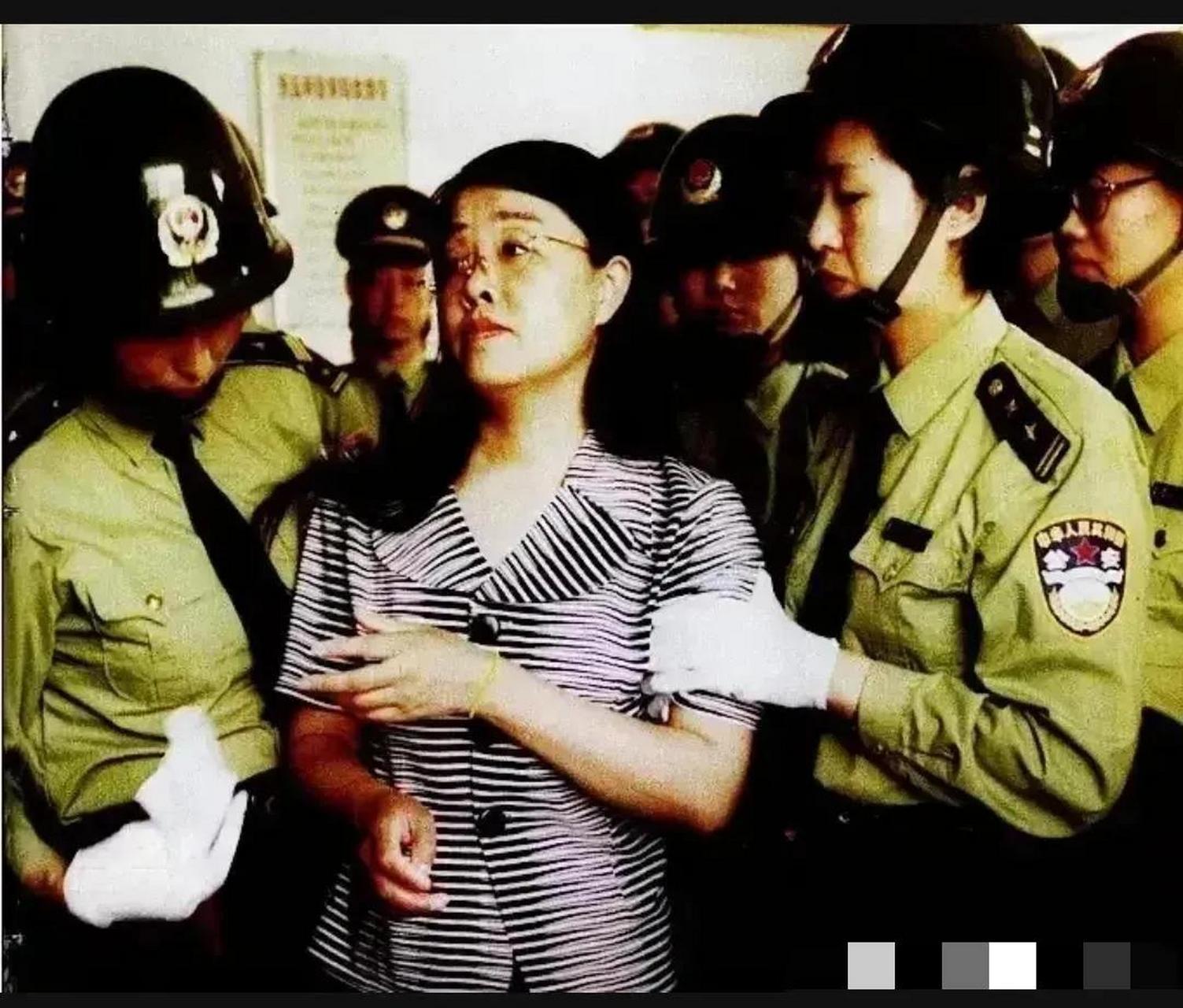 这张照片是1999年,"银行巨贪"杨淑华被判处死刑前向家人告别的最后一