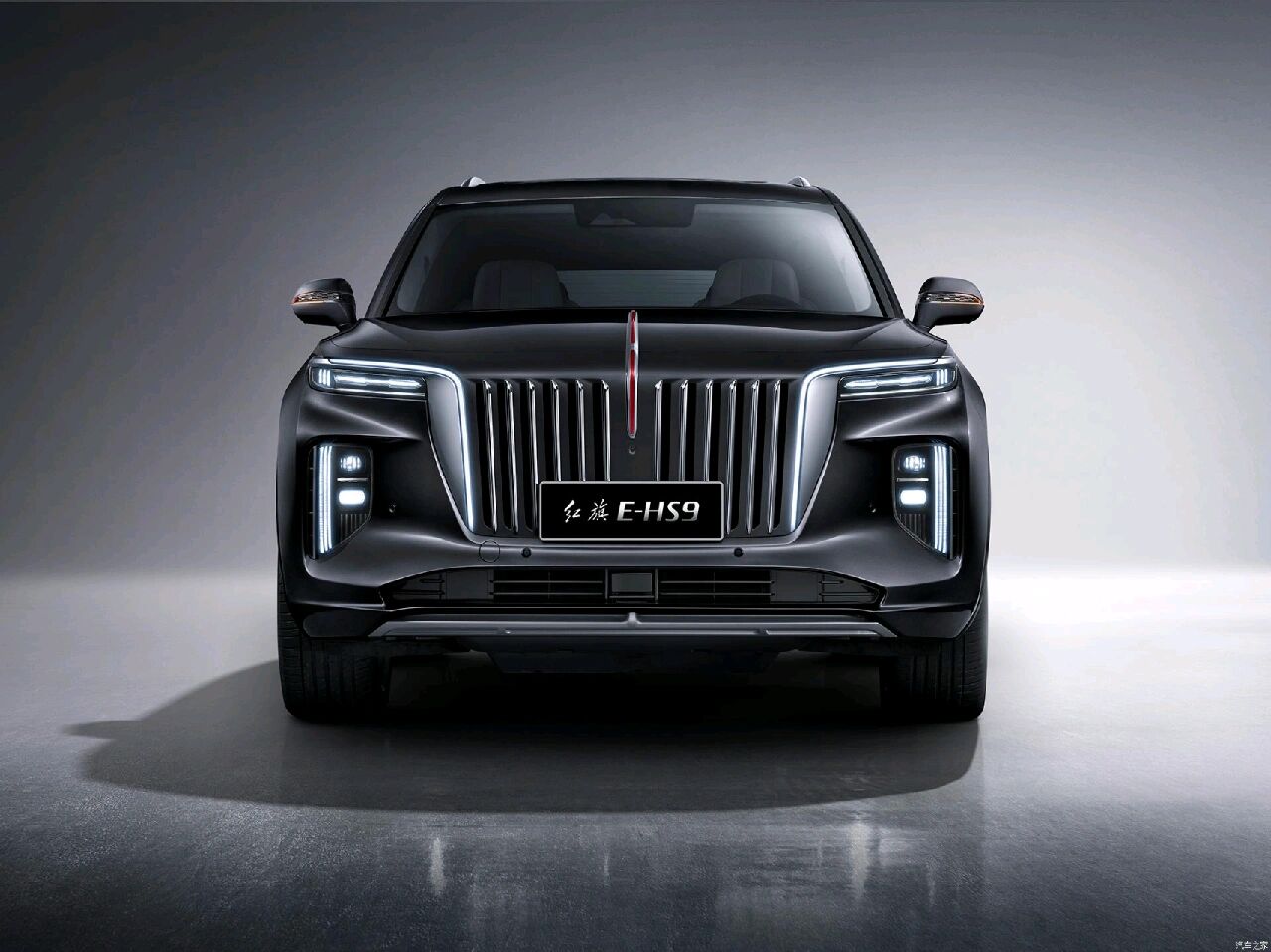 红旗e-hs9 定位七座中大型suv,指导导价在:50.98万~77.98万.