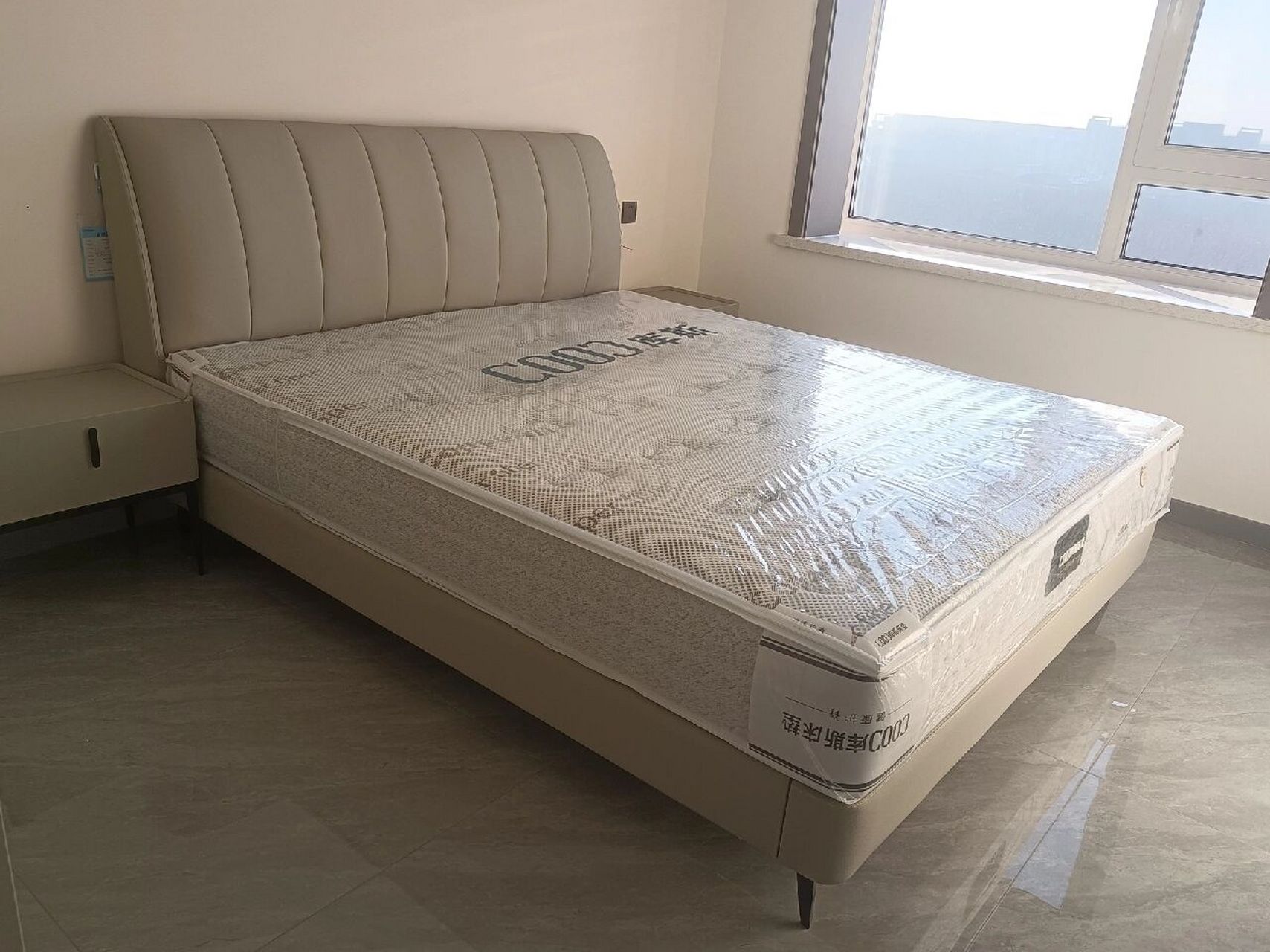 库斯皮床 现代简约风格搭配宾利灰,色彩搭配使空间更加饱满.