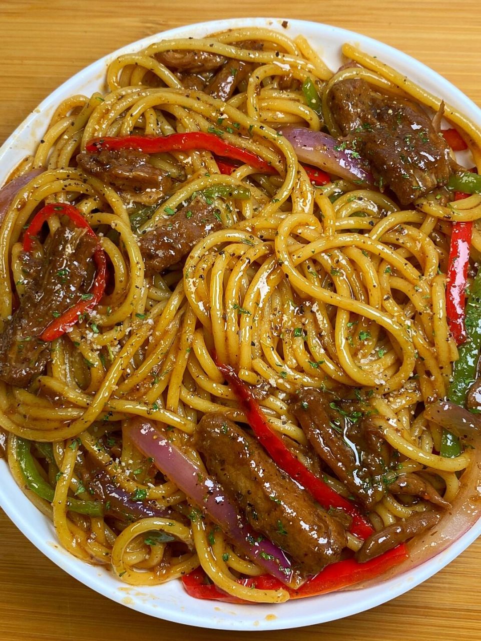 15分钟就能搞定好吃到舔盘的黑胡椒牛柳意面,料足味美,酱汁浓郁,意面q