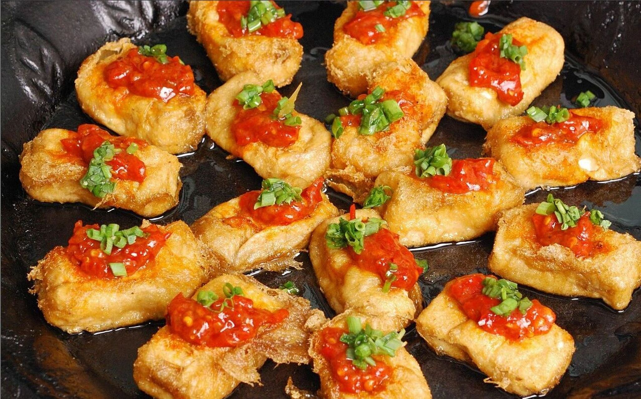 徽州美食之毛豆腐 黄山毛豆腐是通过人工发酵的方法,使豆腐表面生长出