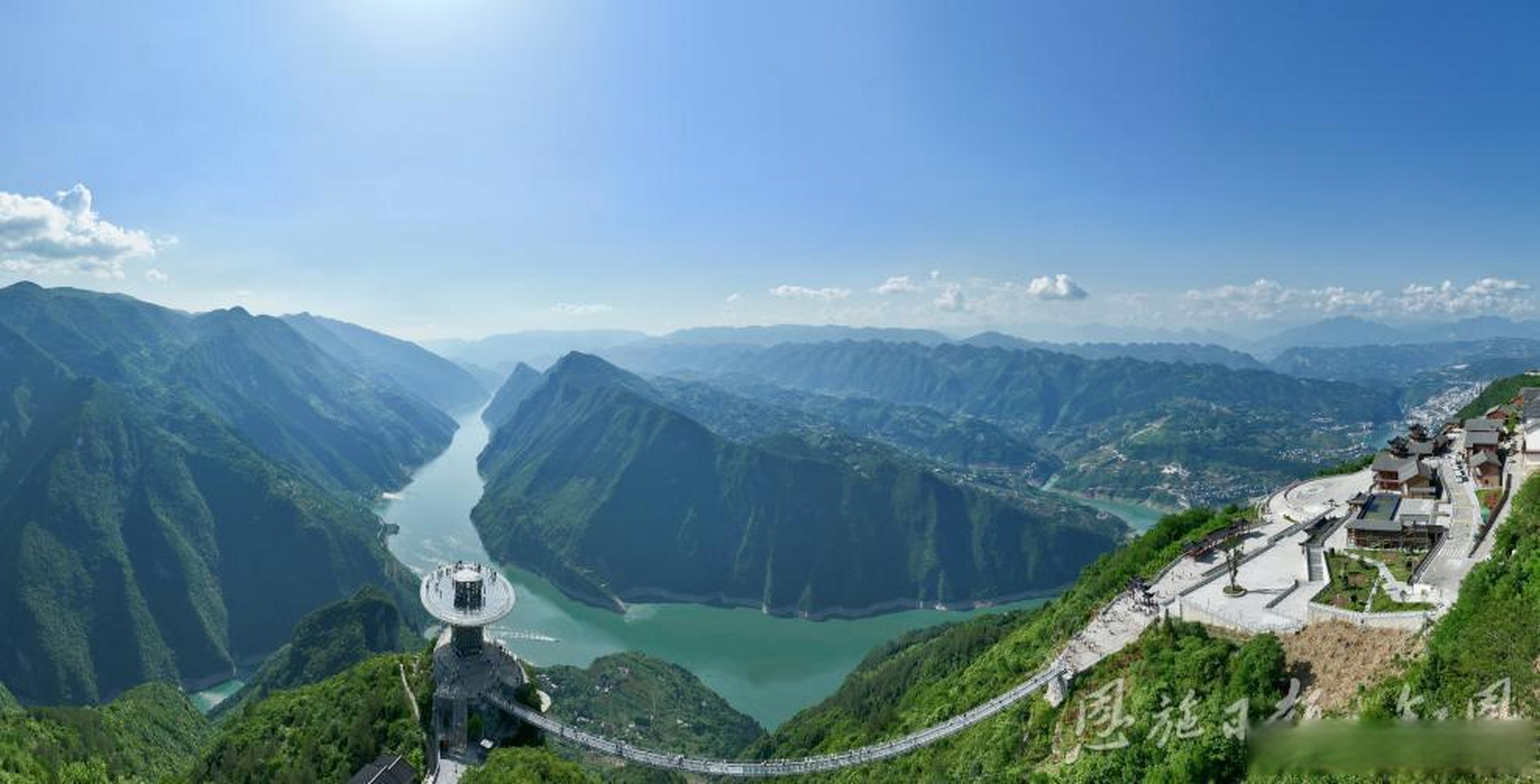 山河 生态画卷】5月23日,游客正在巴东县巫峡口景区欣赏巫峡口美景