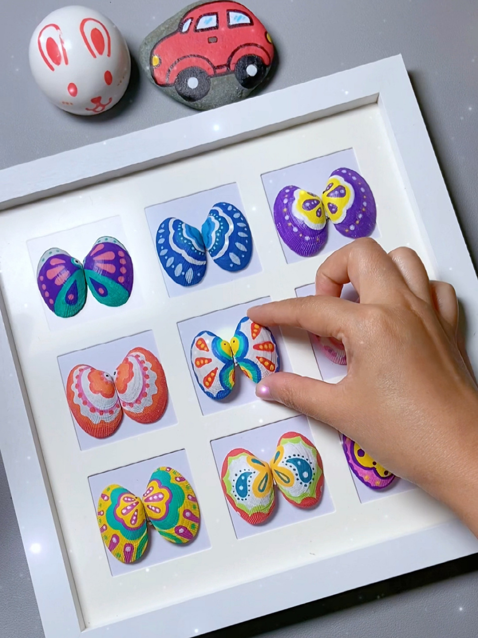 用完的贝壳画一只只好看的蝴蝶 小朋友在用的